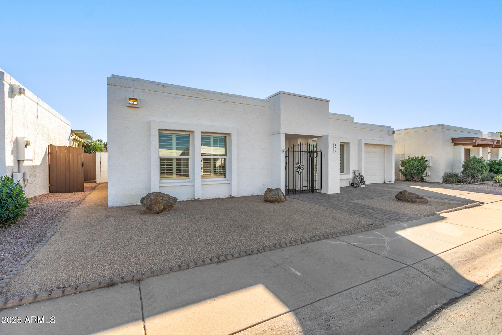 925 E VILLA MARIA Drive