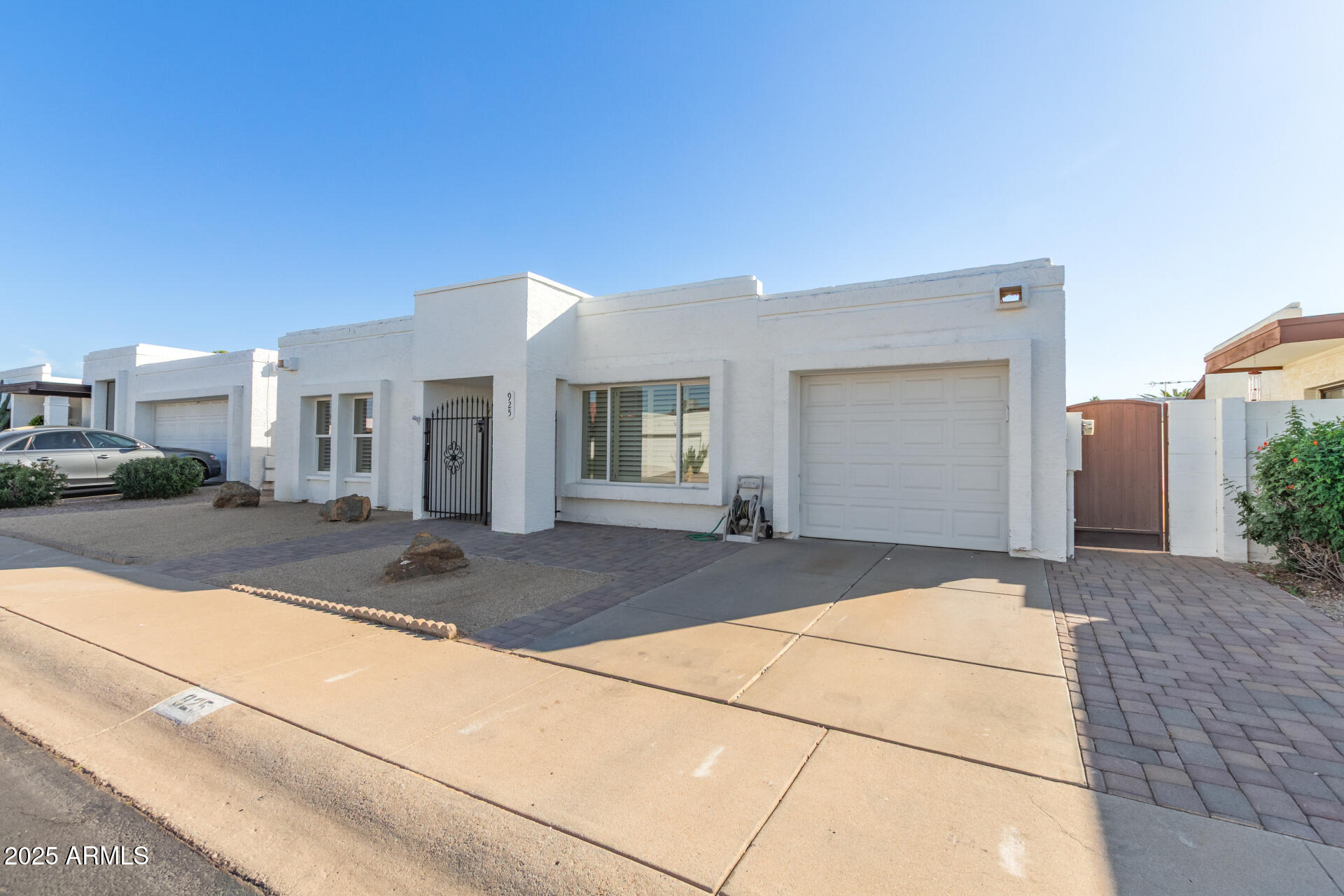 925 E VILLA MARIA Drive