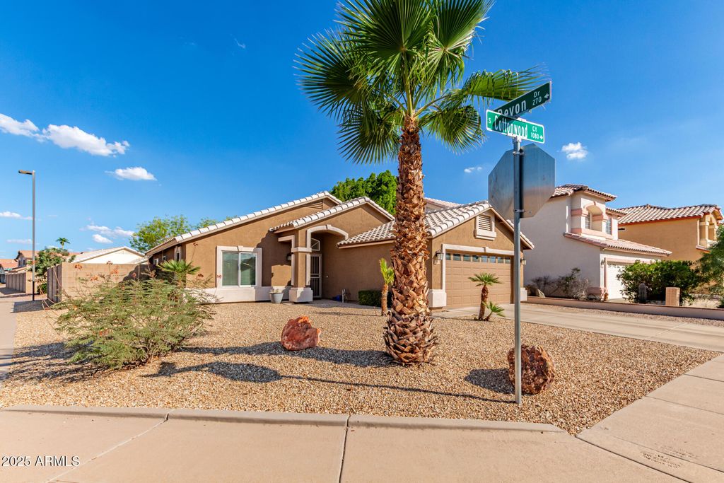Photo of 1083 S Cottonwood Court, Gilbert, AZ 85296 (MLS # 6921594)