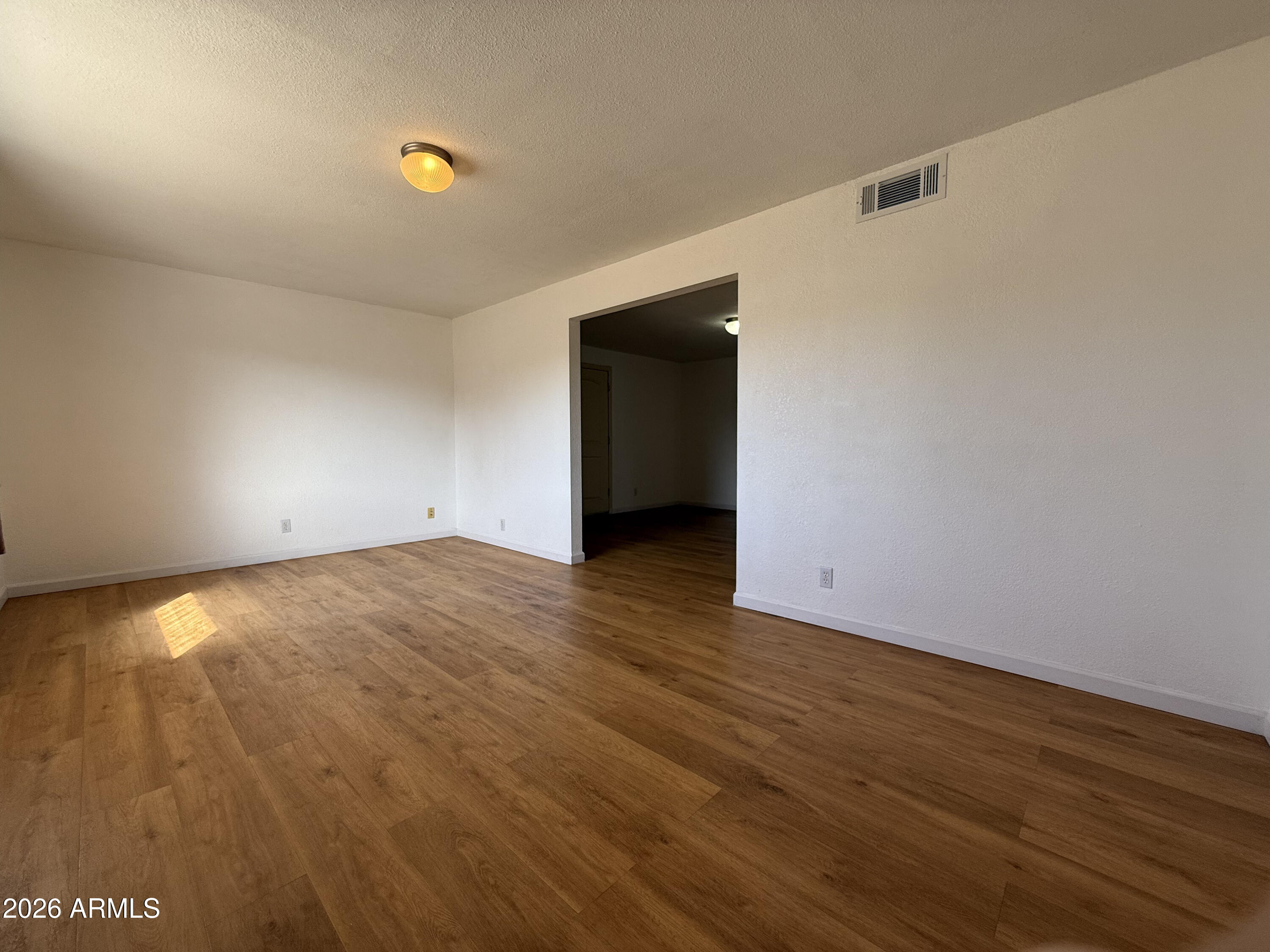 123 E APACHE Street