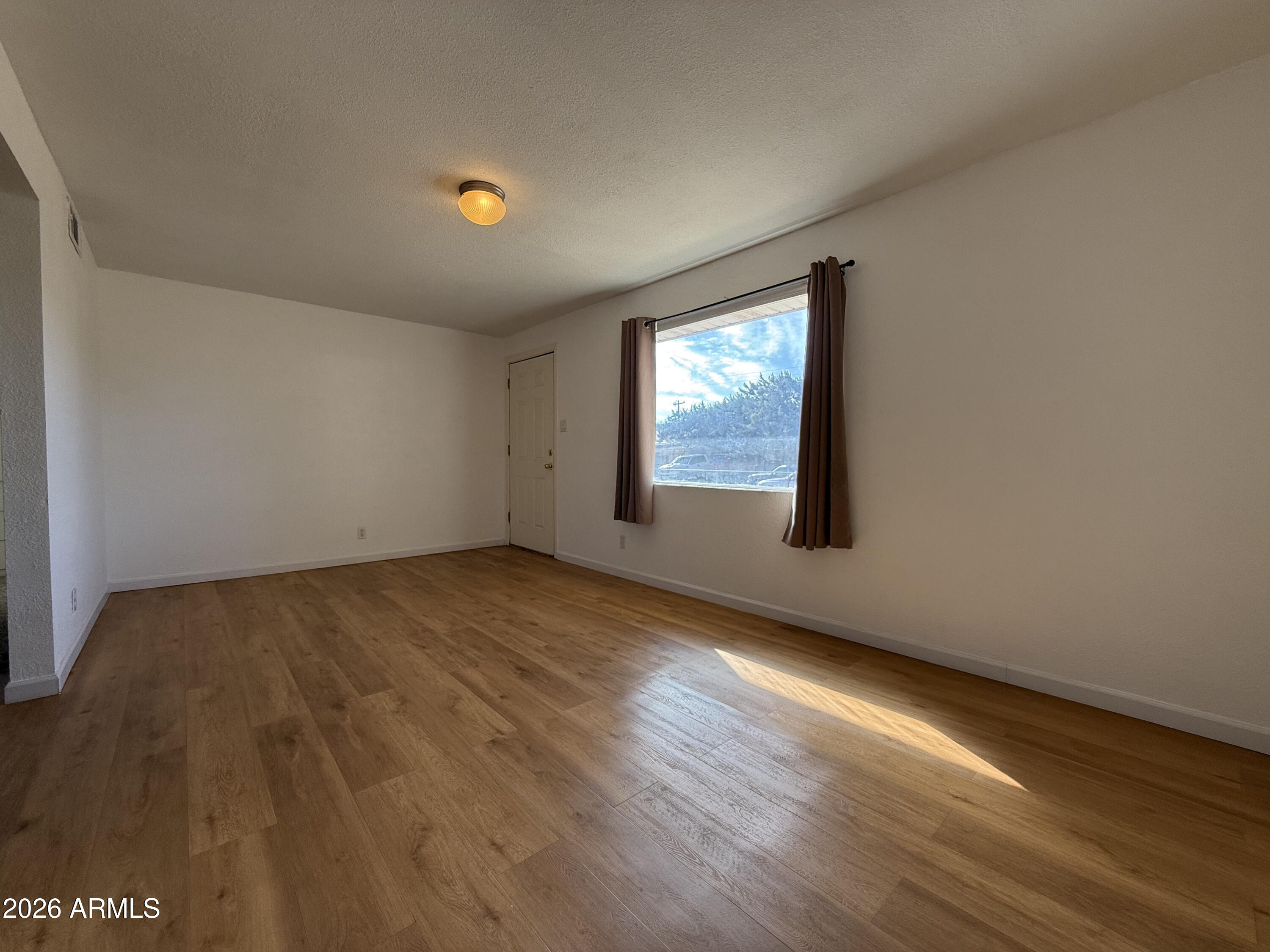 123 E APACHE Street