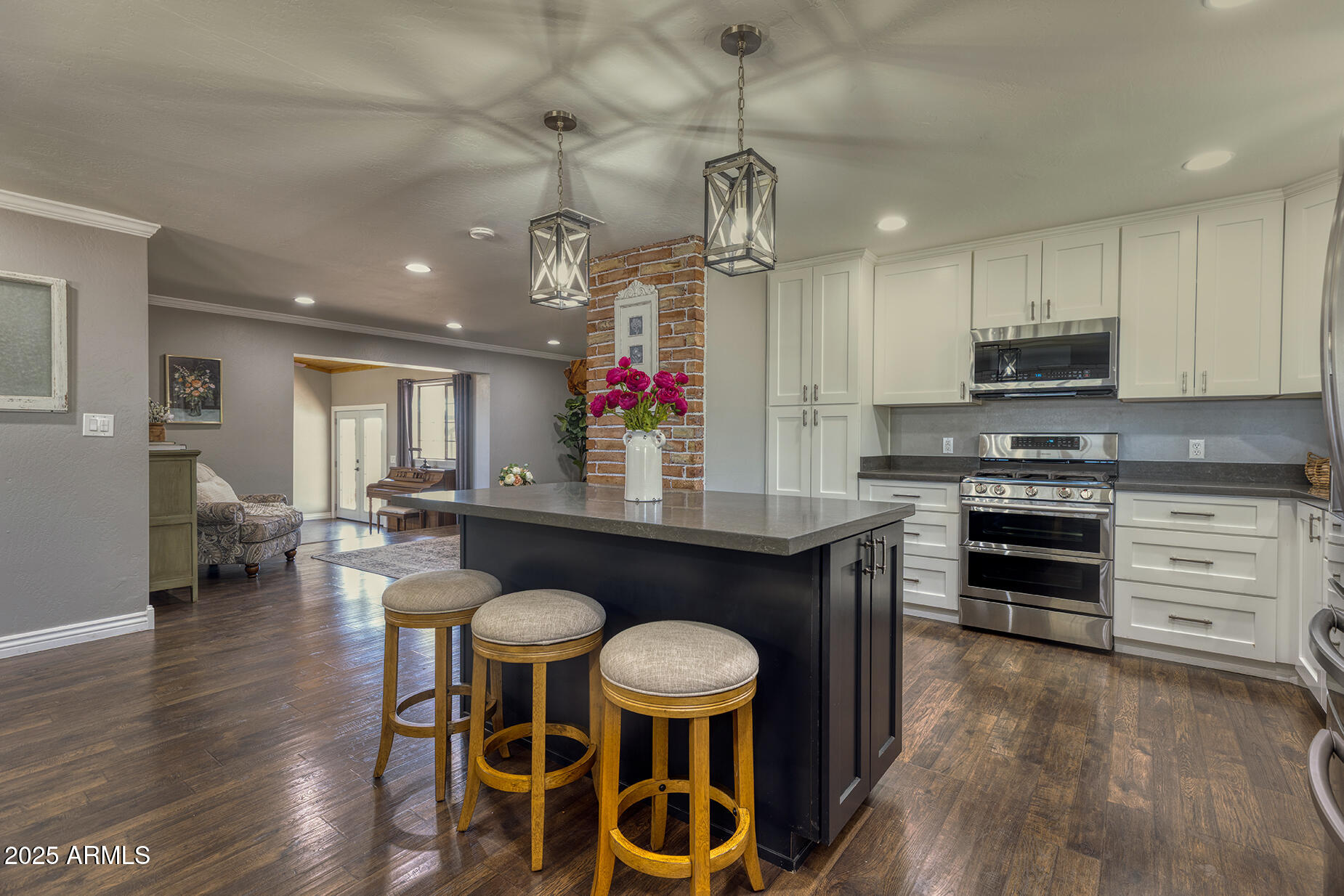 Homes 4 929 E WILLOW Lane