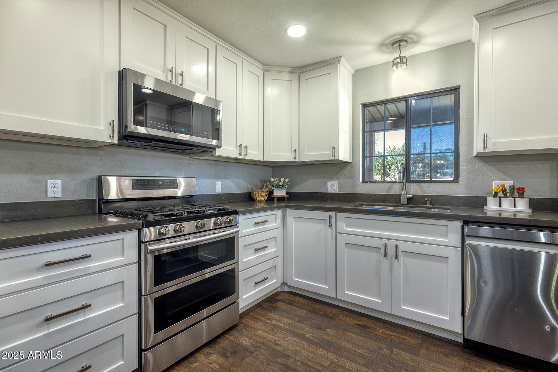 Homes 2 929 E WILLOW Lane