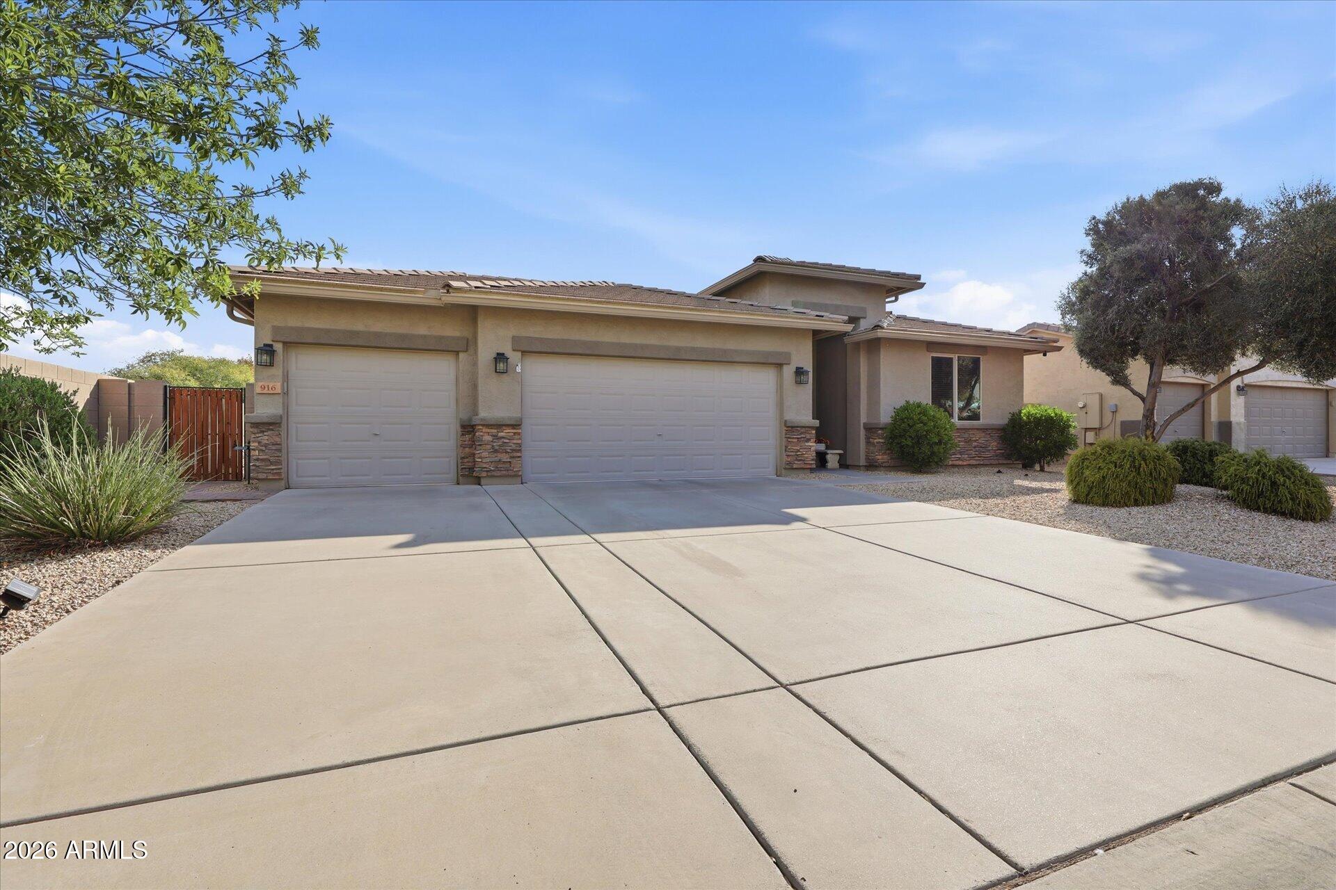 916 W JERSEY Way