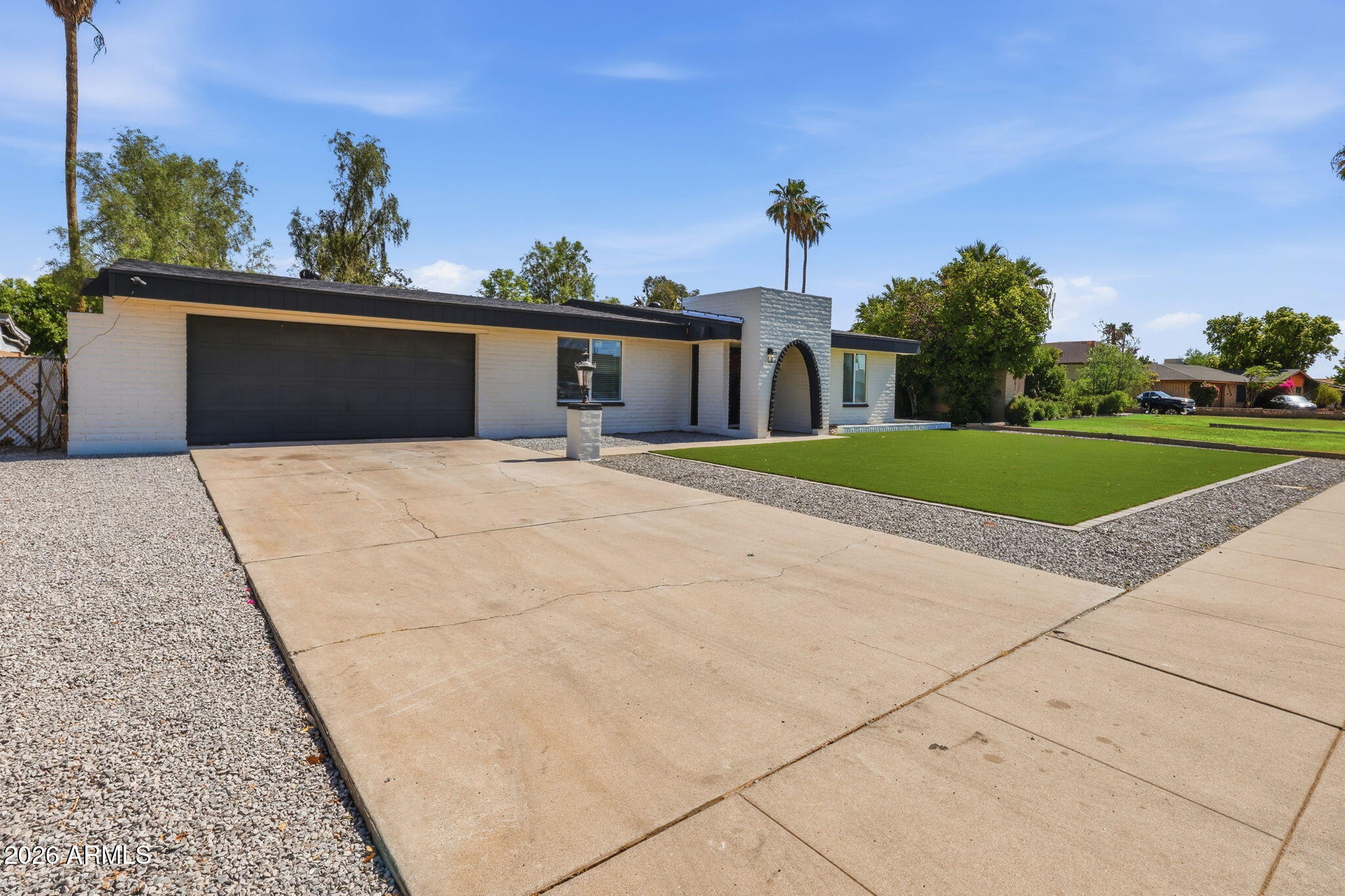 4136 W CARON Street