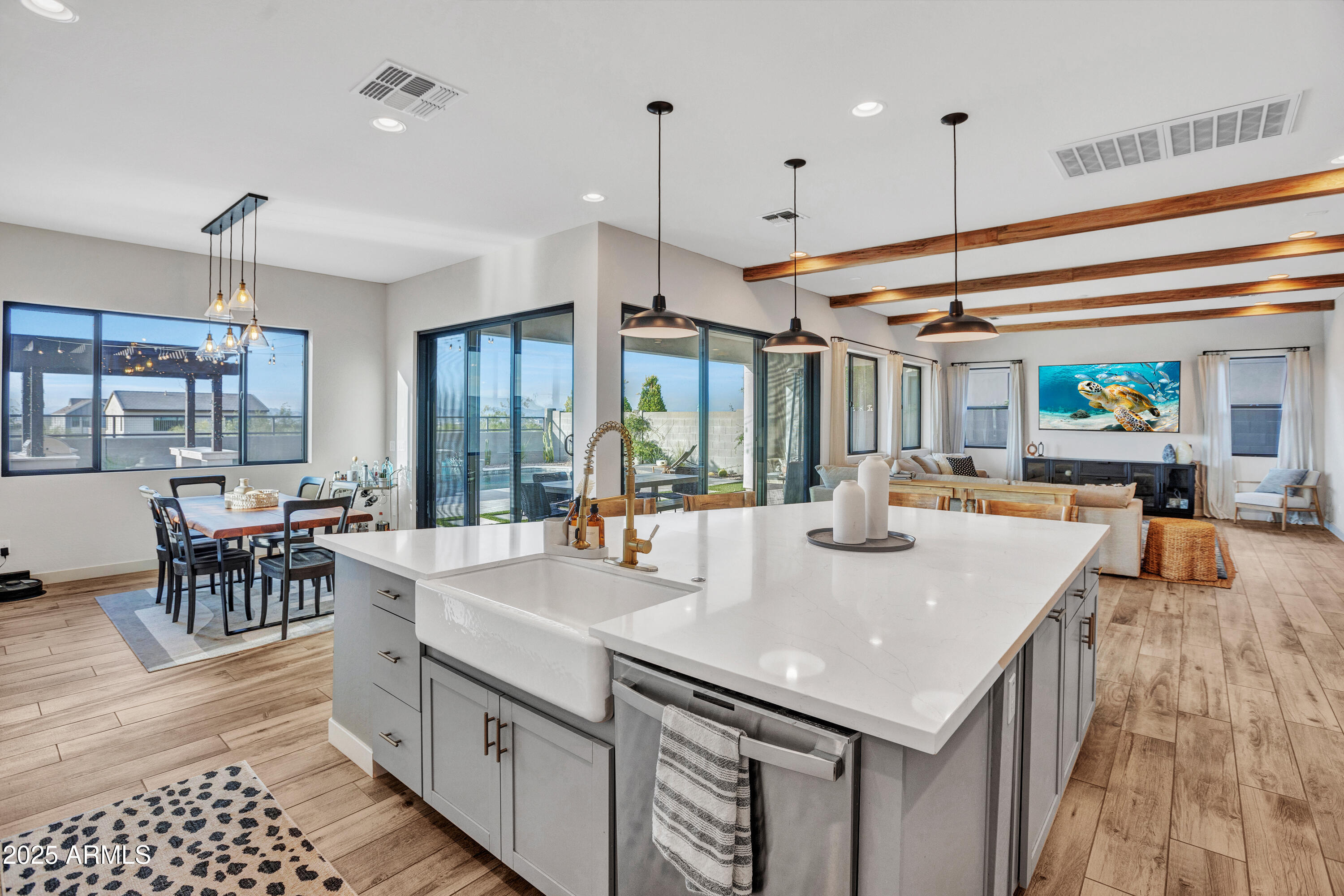 Homes 2 826 E BUIST Avenue