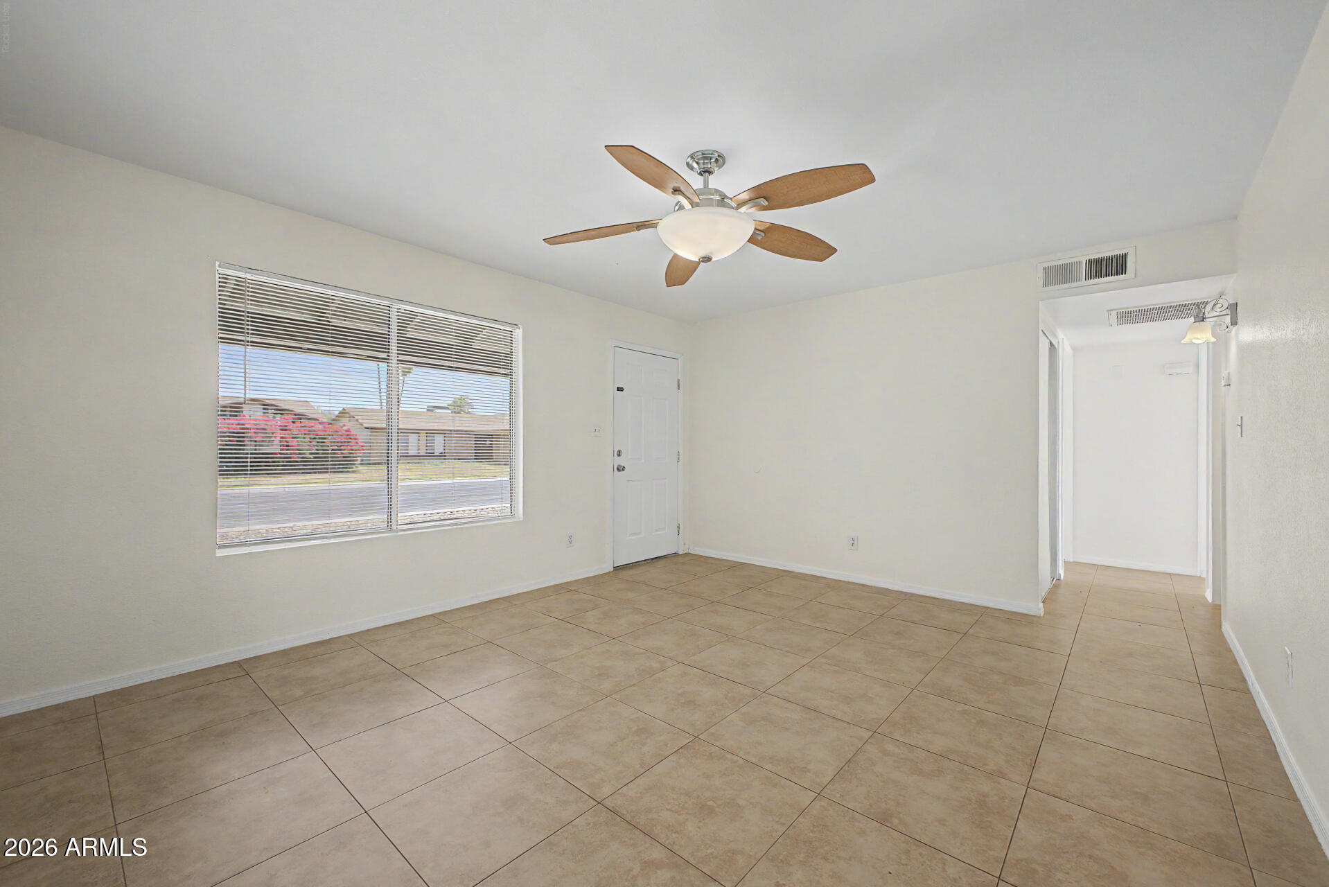 5222 W ALTADENA Avenue