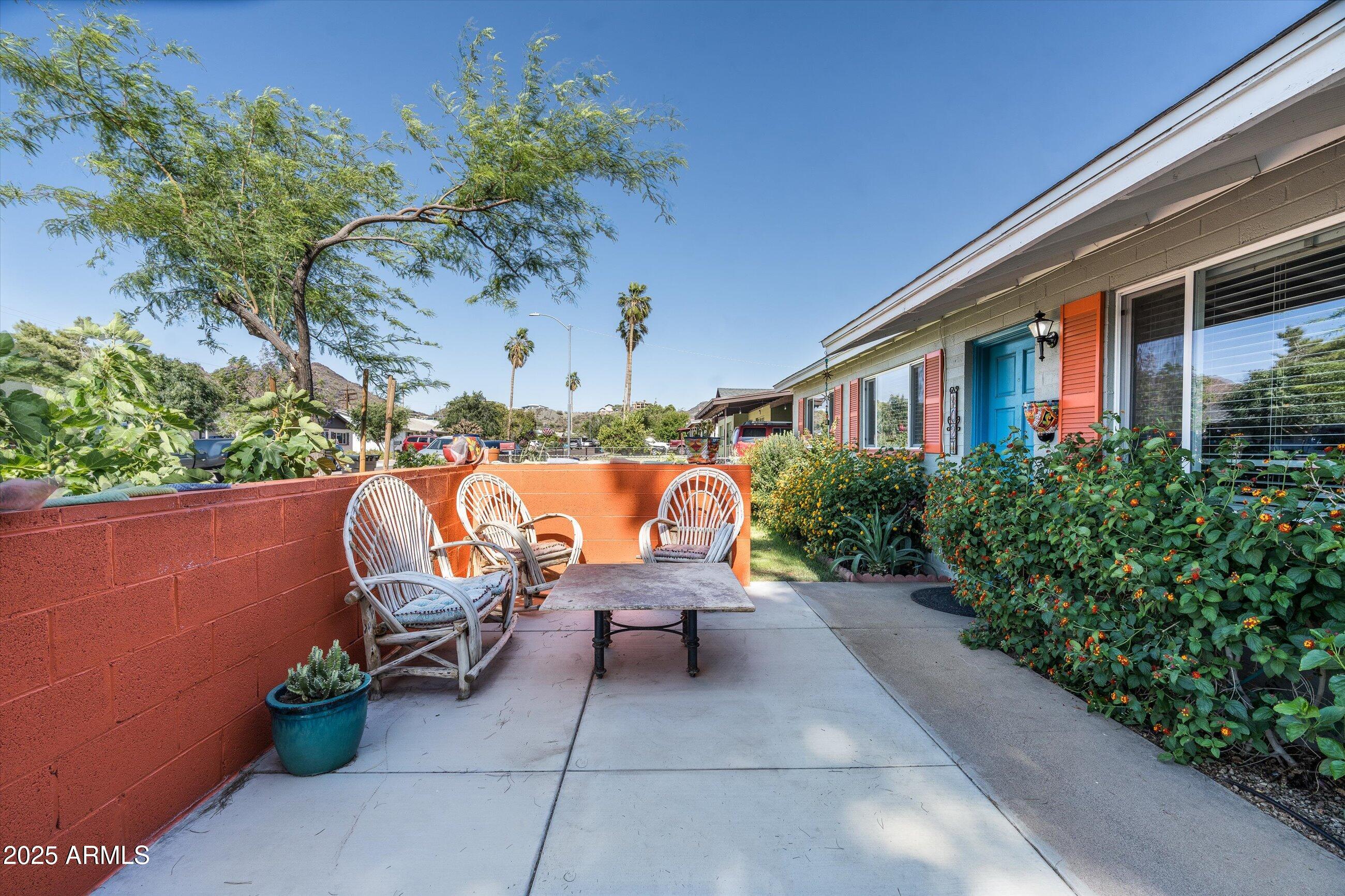 1027 E EL CAMINO Drive