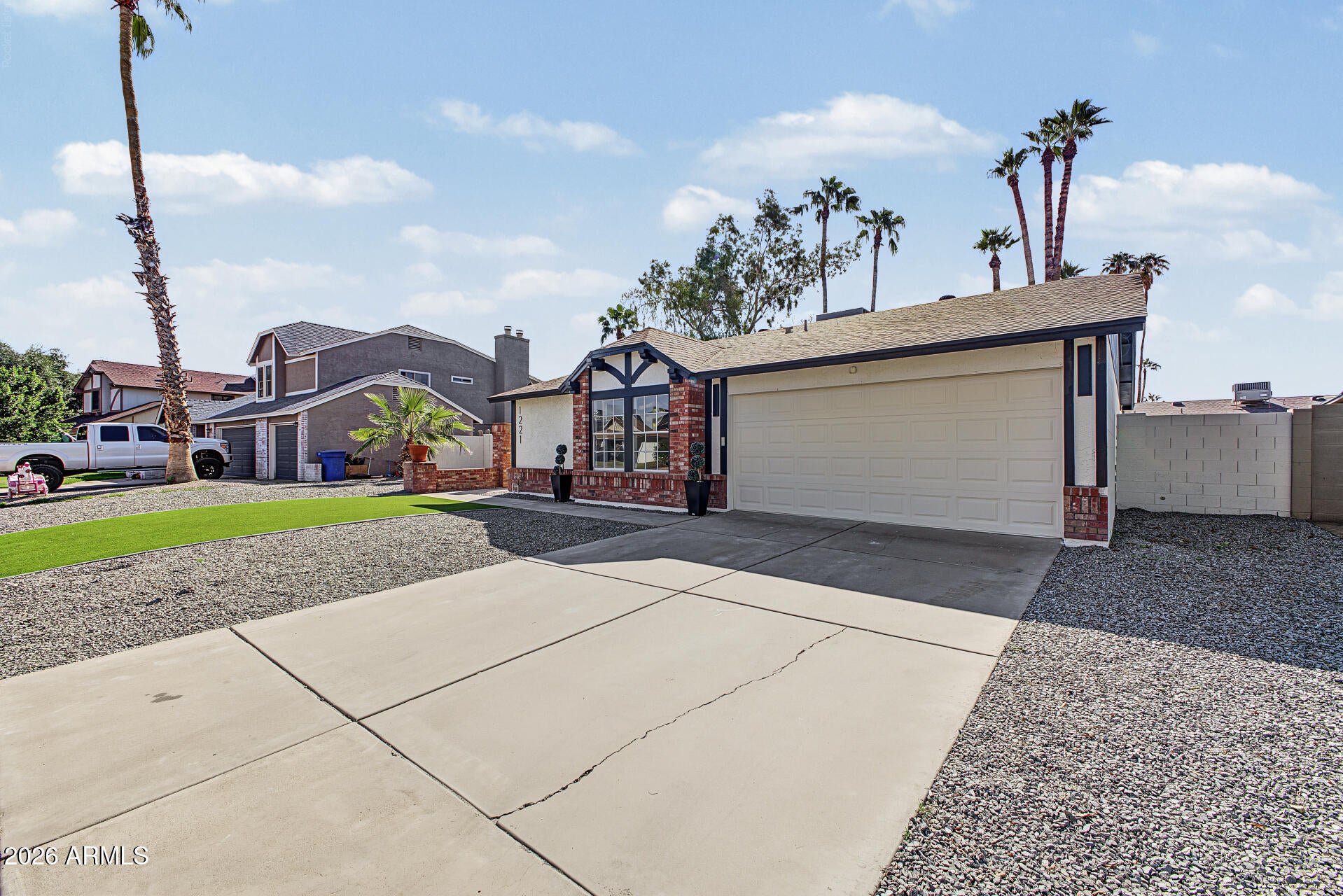 1221 W SHAWNEE Drive