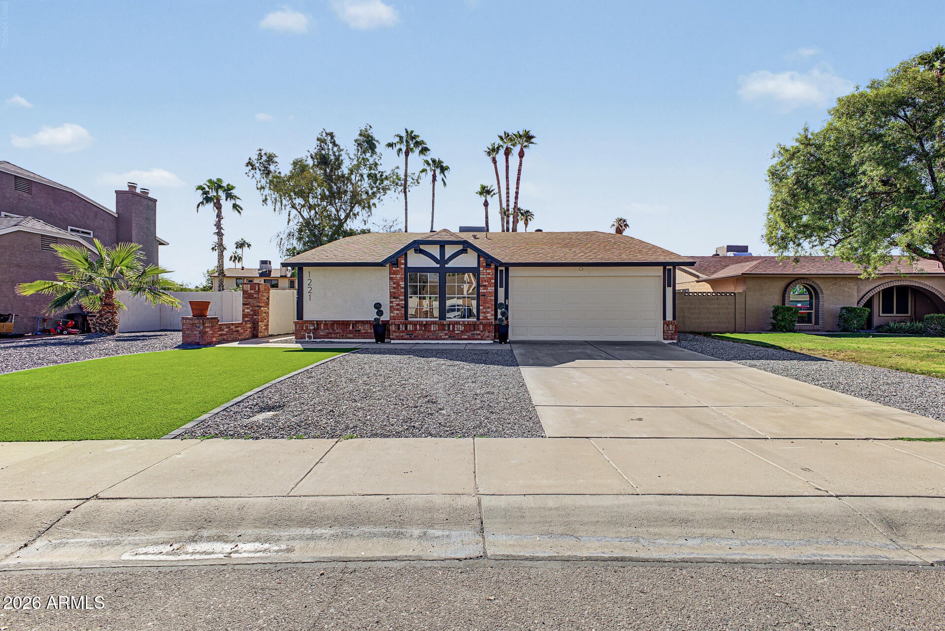 1221 W SHAWNEE Drive