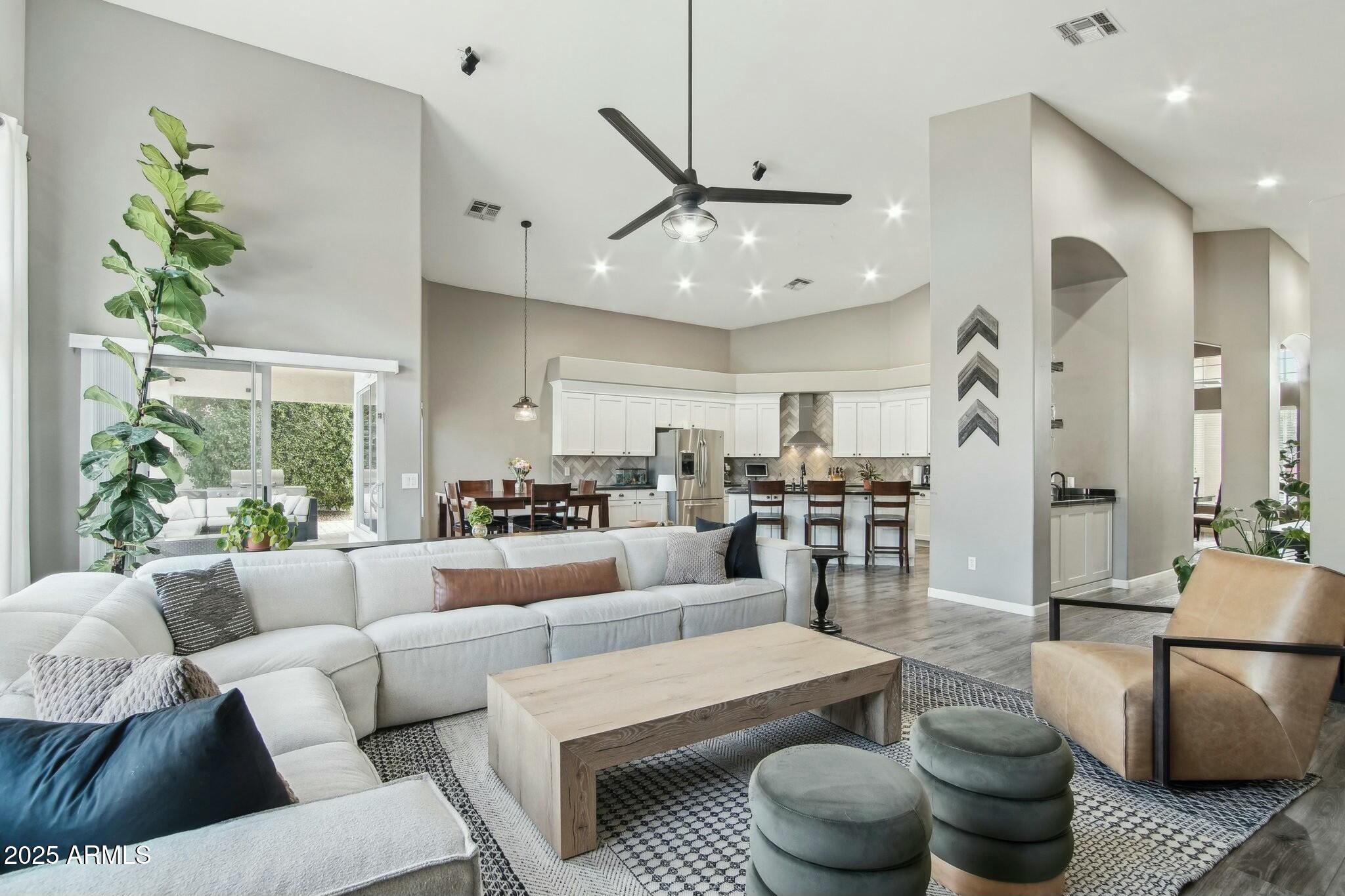 2032 E SIERRA MADRE Avenue