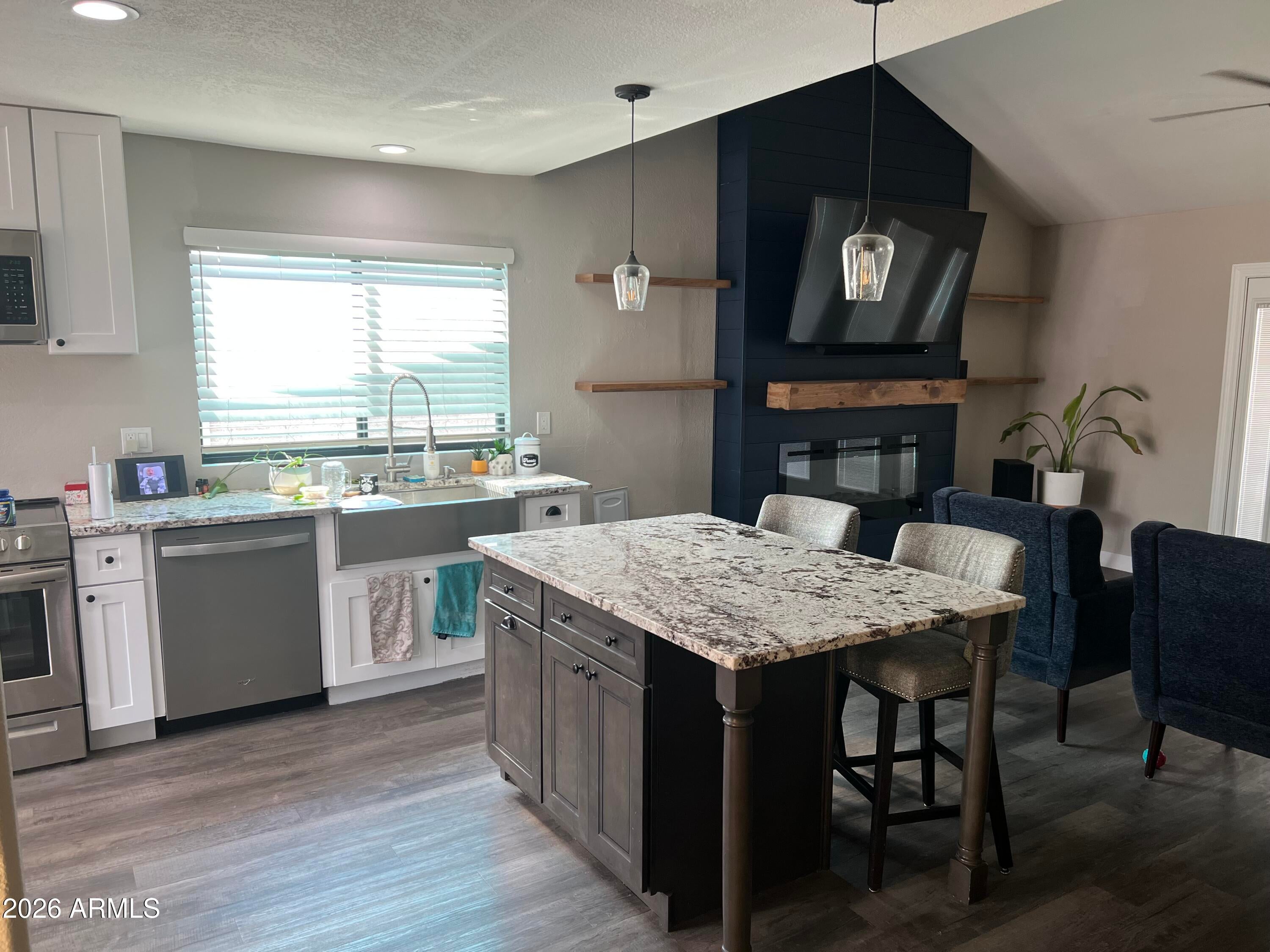 1532 E Morelos Street <NEAT>
