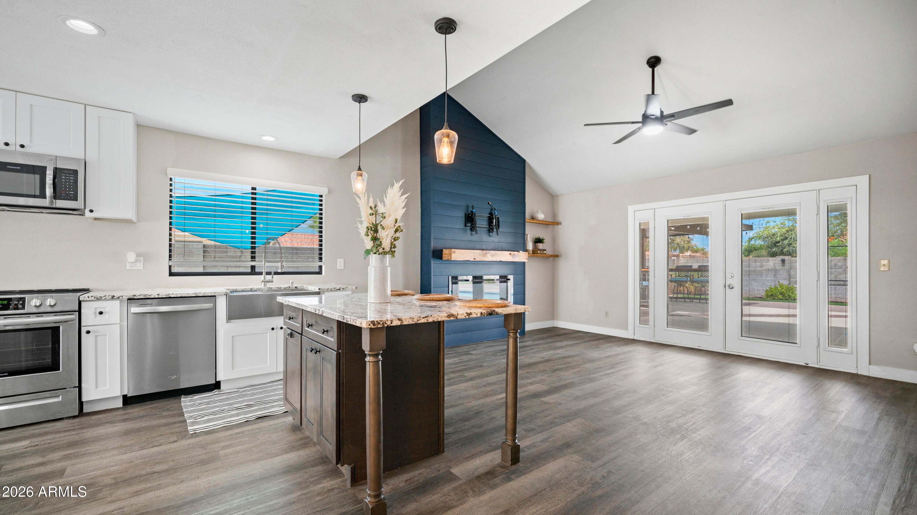 1532 E Morelos Street <NEAT>