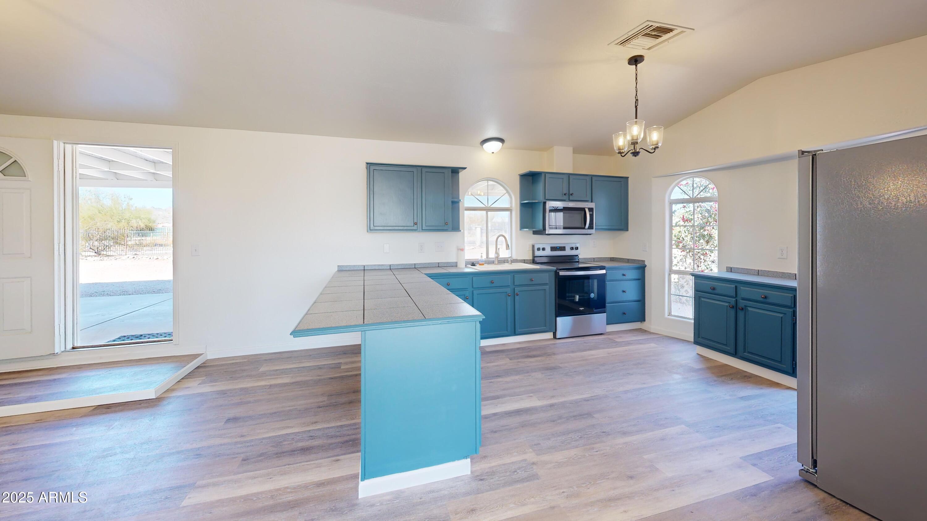 481 W FOOTHILL Street