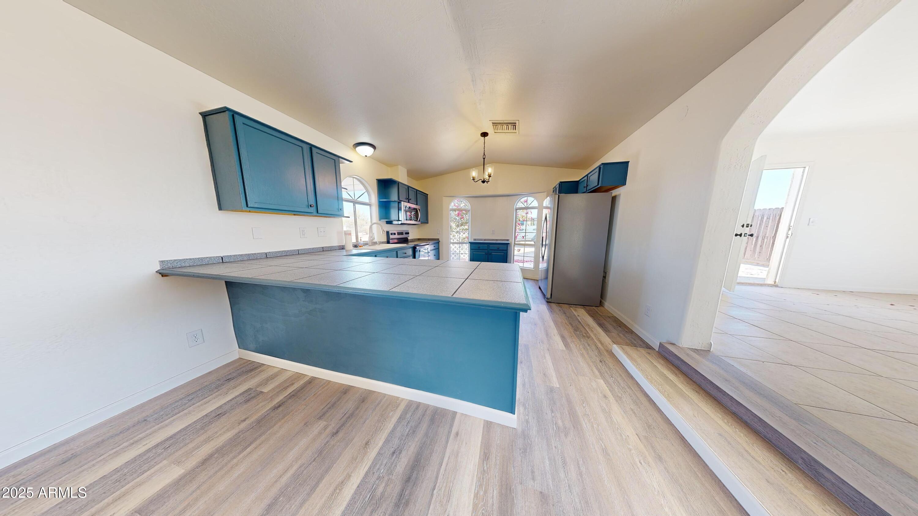 481 W FOOTHILL Street