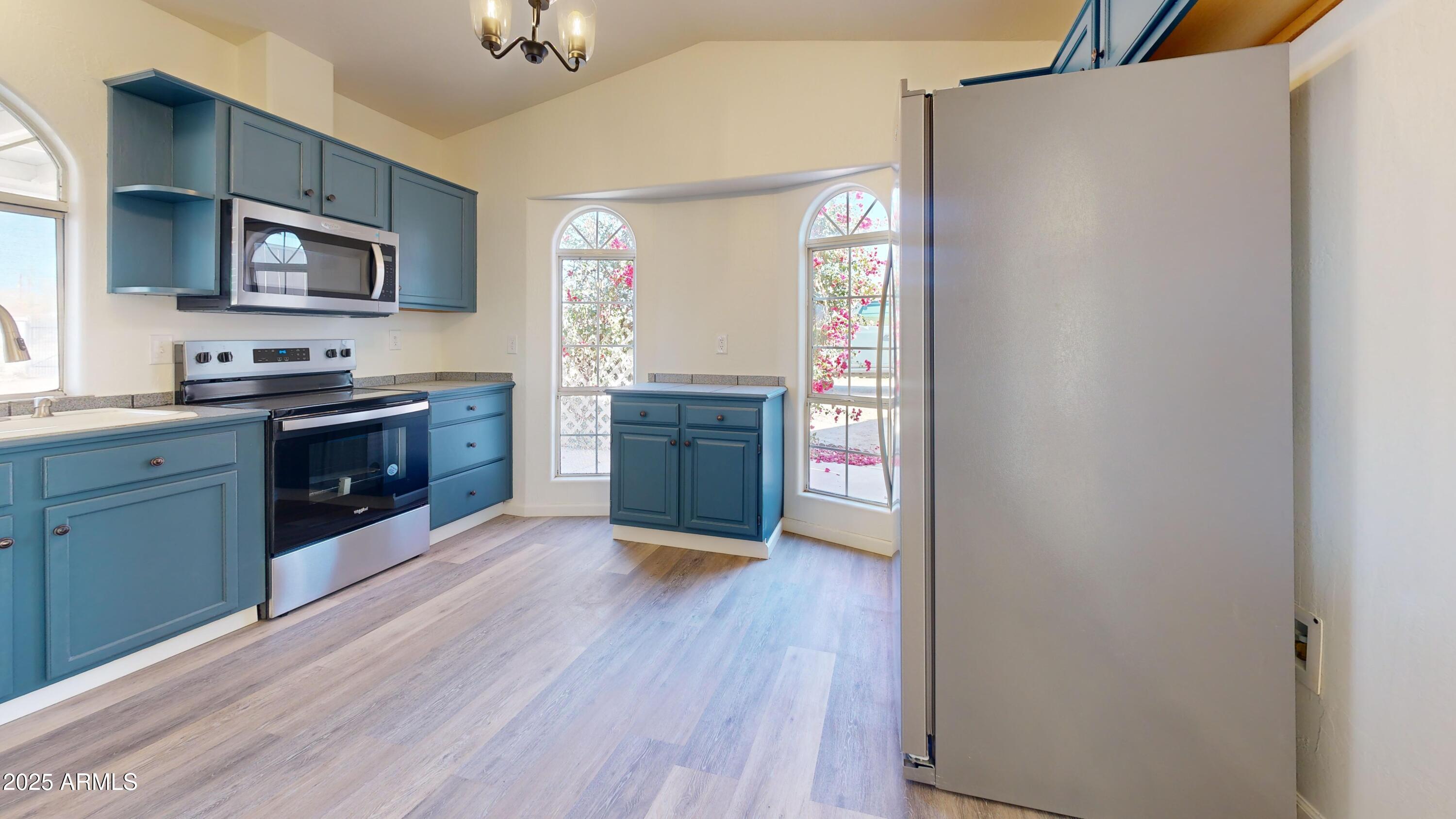 481 W FOOTHILL Street