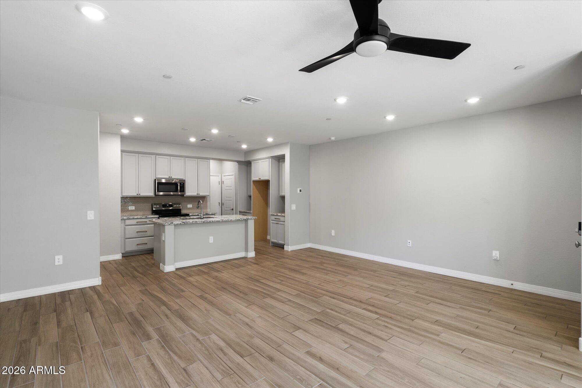 1823 E CHELSEA Lane 106