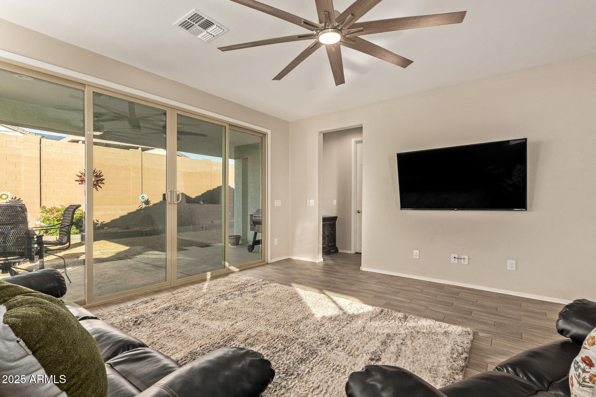 18572 W COTTONTAIL Lane