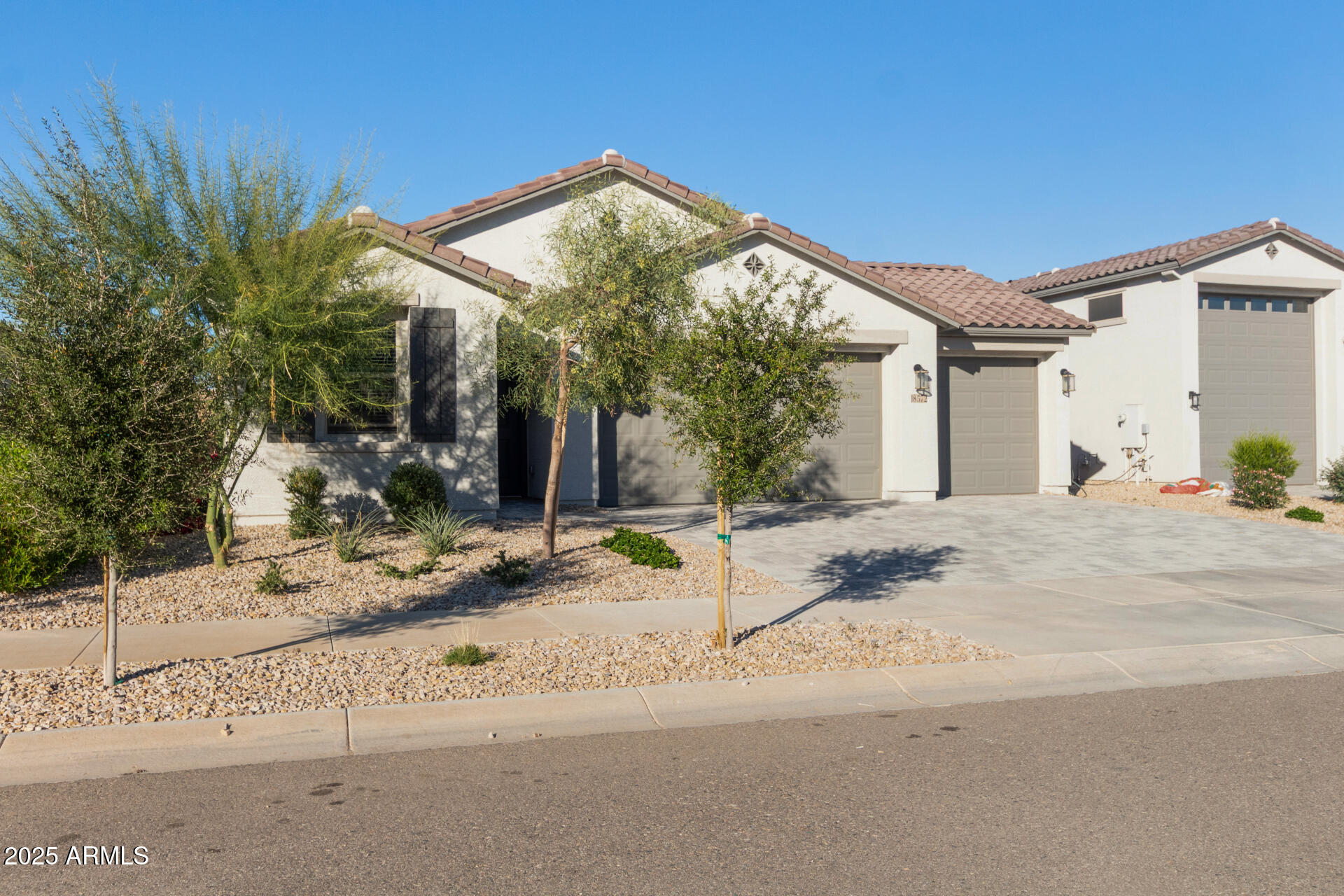 18572 W COTTONTAIL Lane