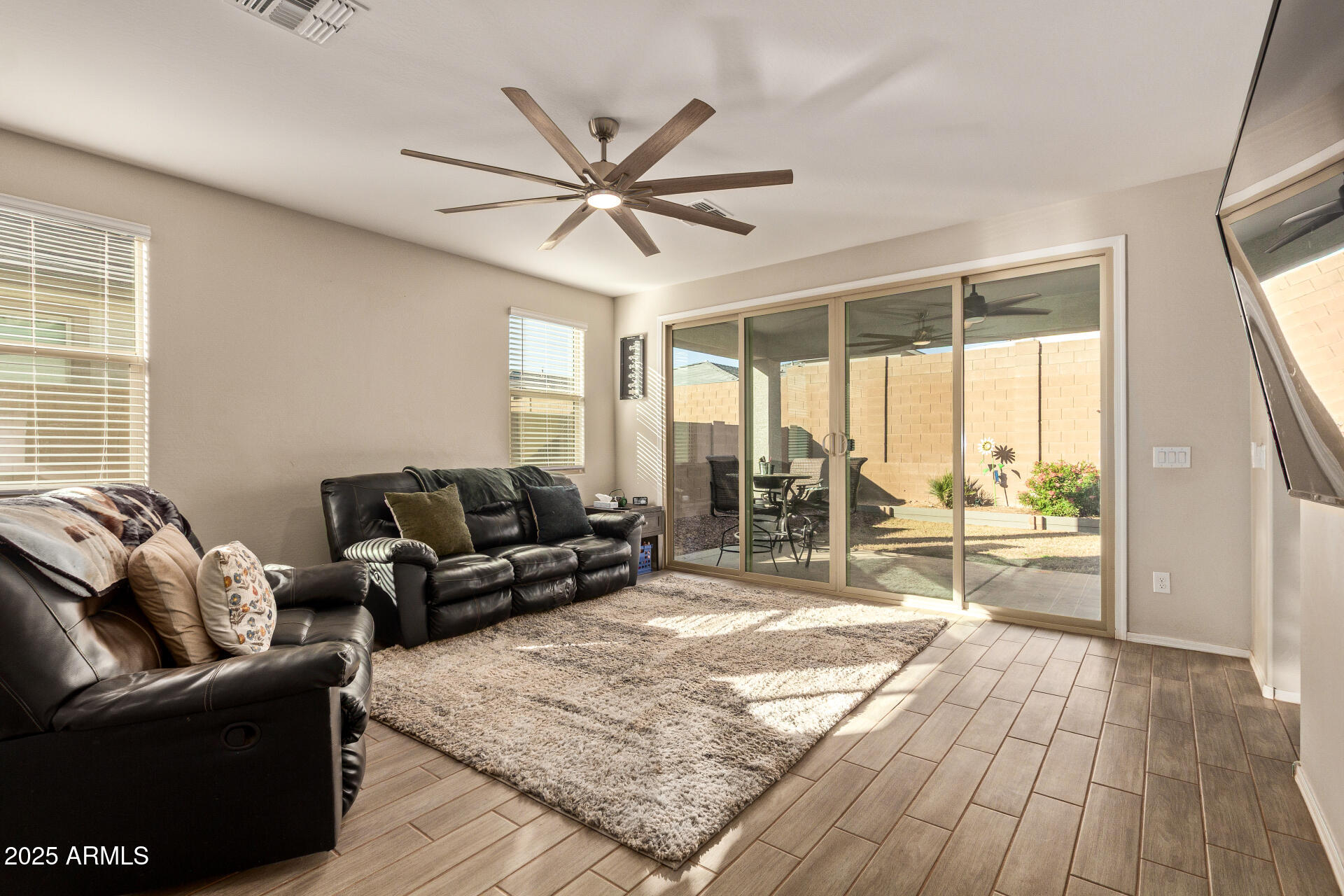 18572 W COTTONTAIL Lane