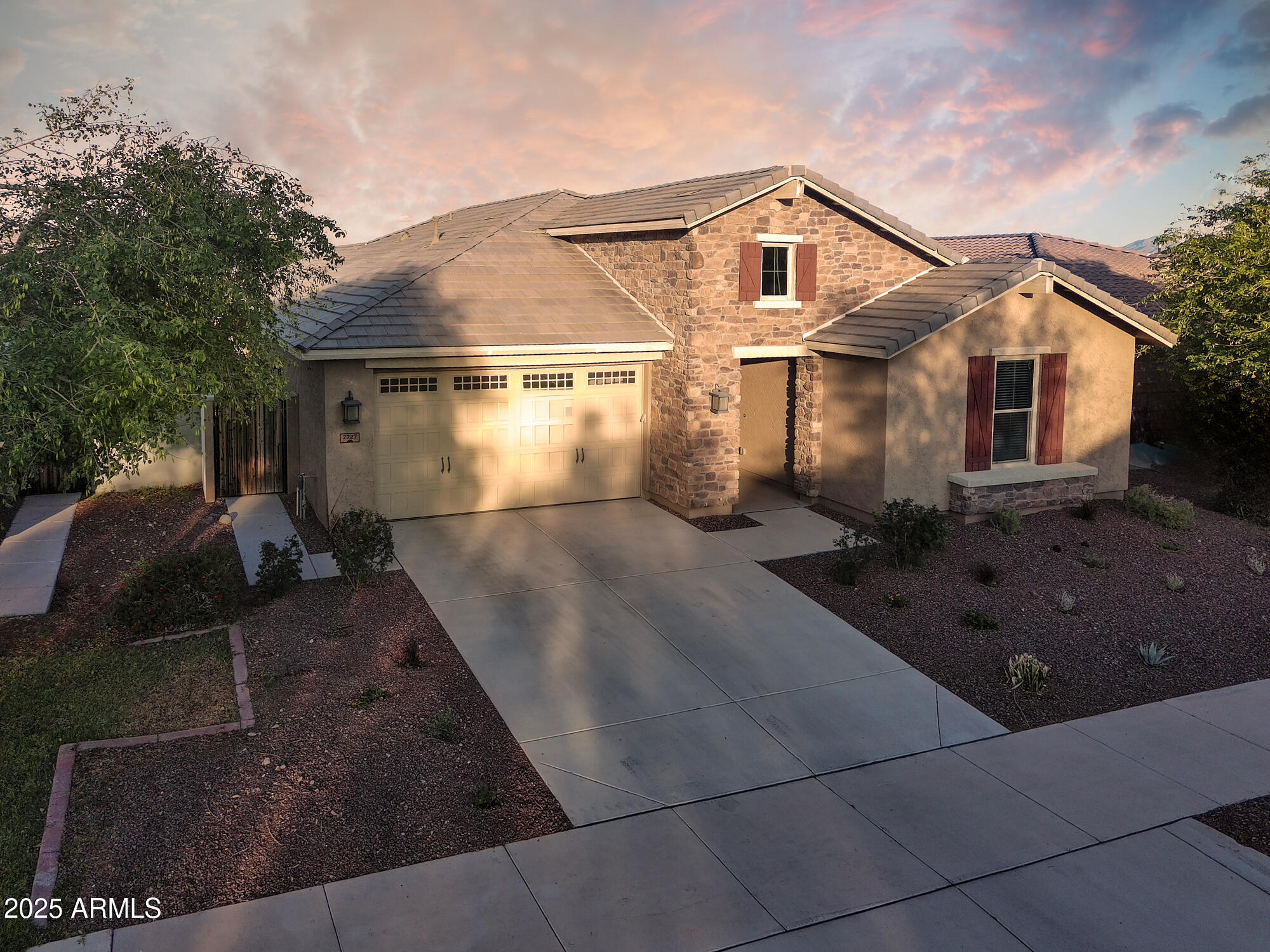 2727 N ACACIA Way