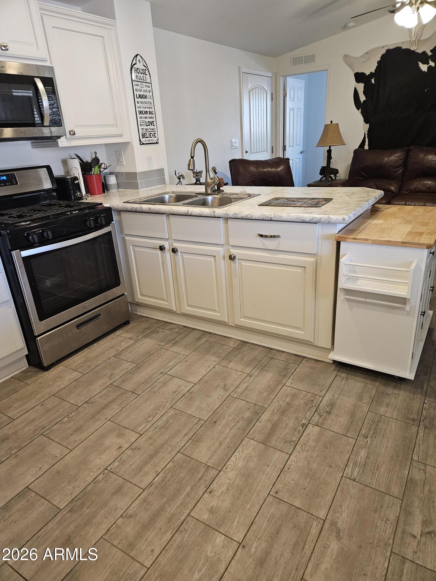 105 N DELAWARE Drive 21