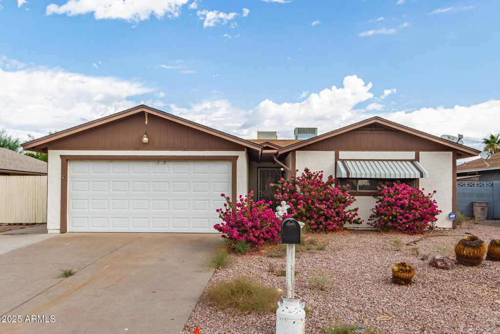 Photo of 470 W Rosal Avenue, Apache Junction, AZ 85120 (MLS # 6922696)