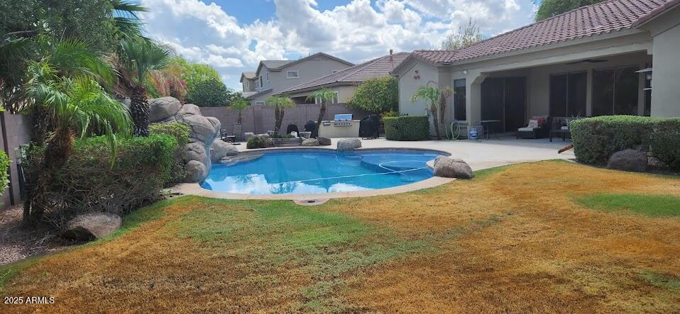 940 W MACAW Drive