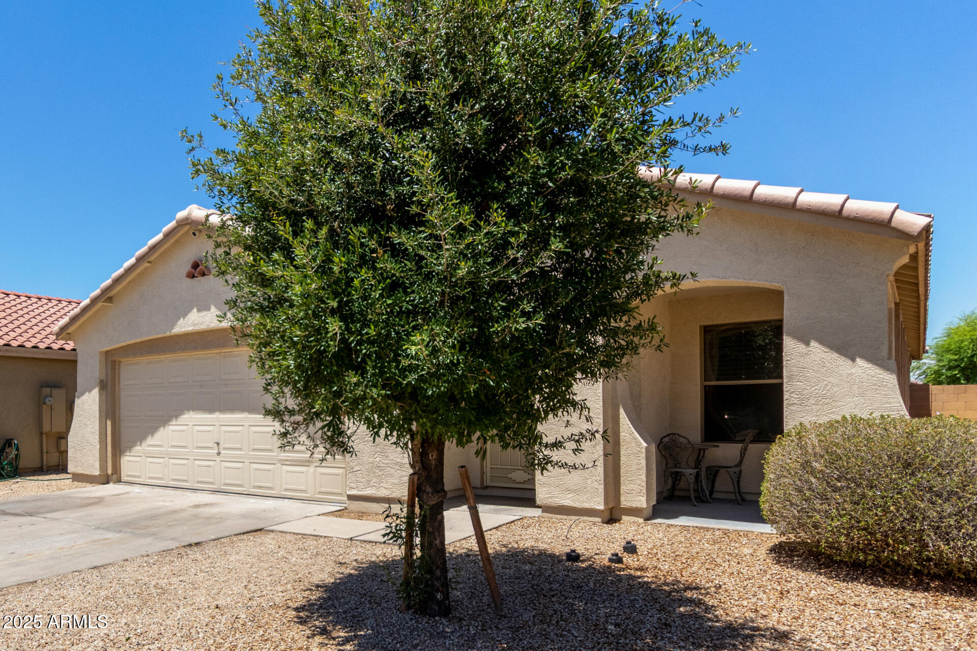 2526 W MOBILE Lane