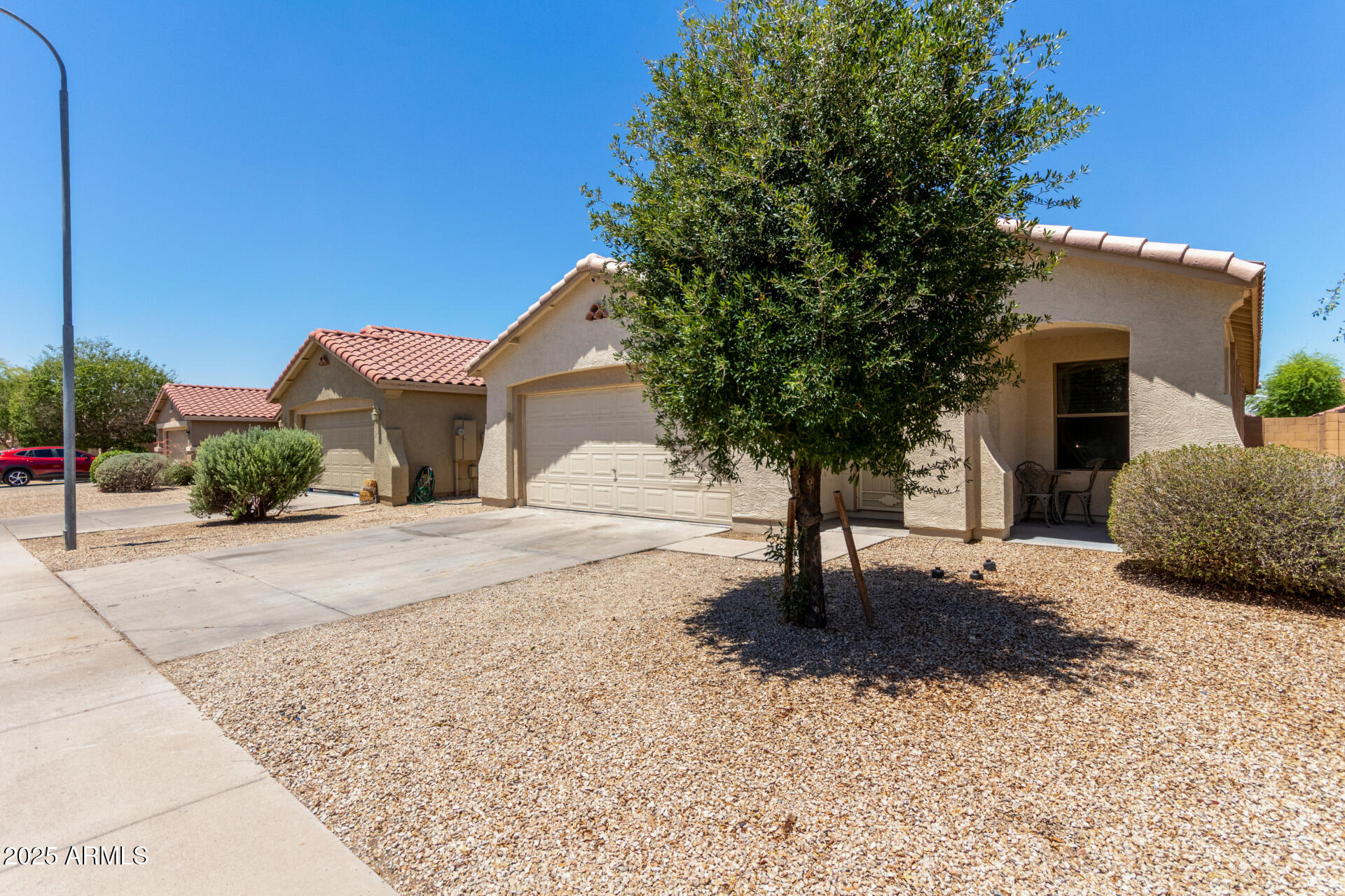 2526 W MOBILE Lane