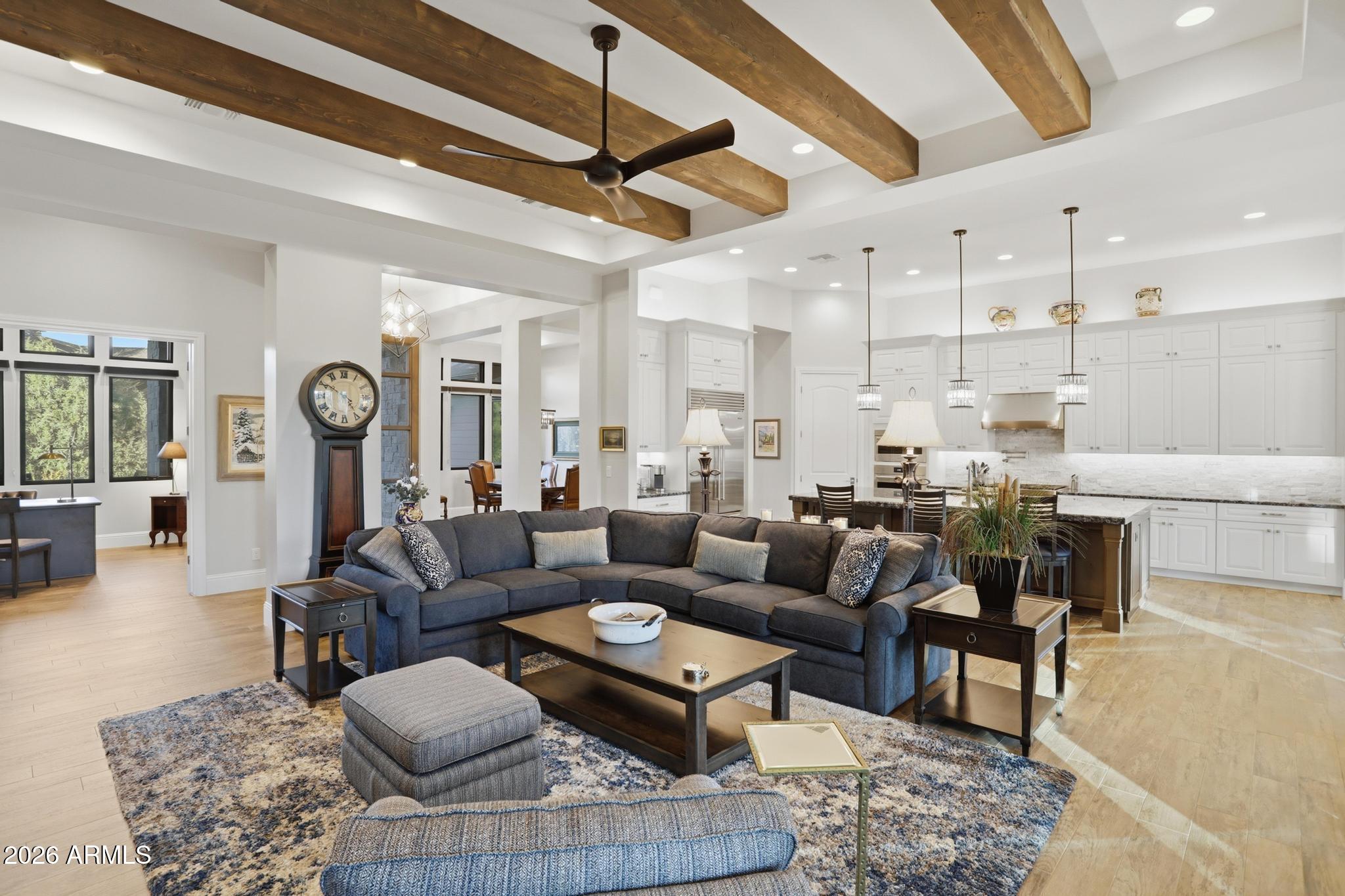 2207 E FILAREE Circle