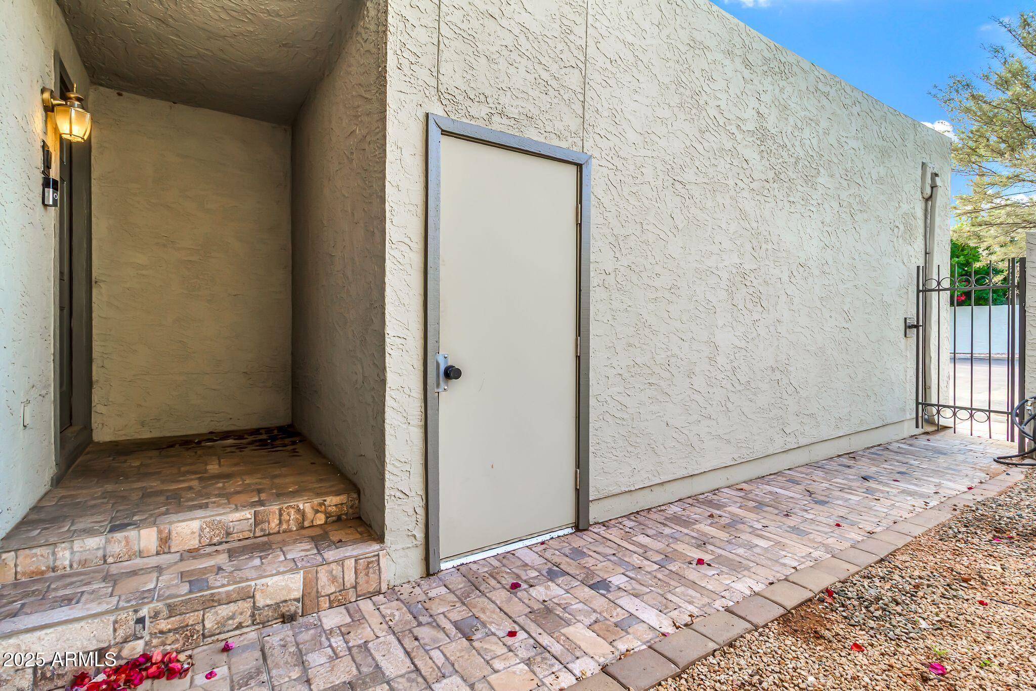 2524 S El Paradiso -- 30