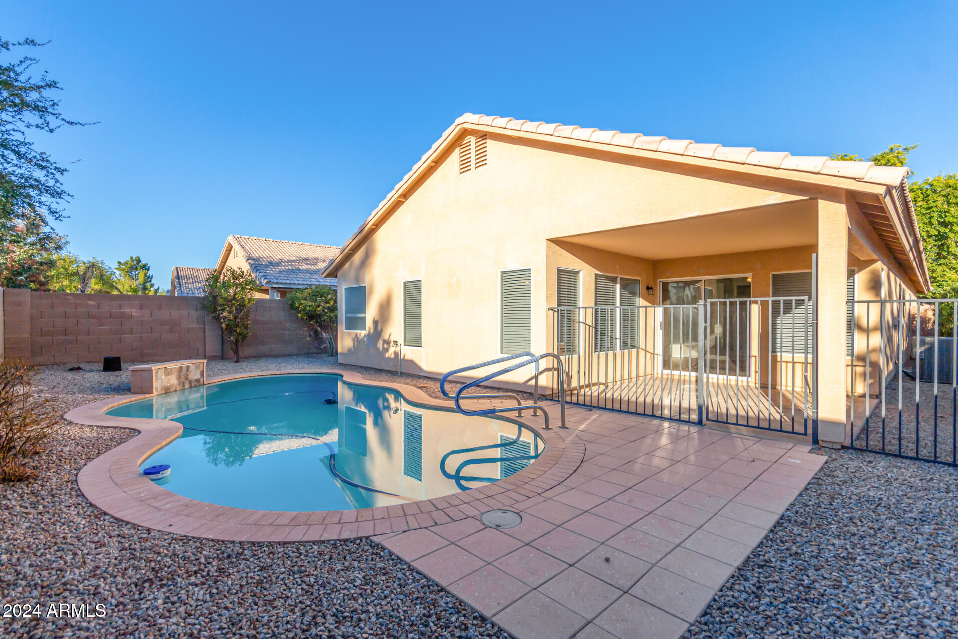 2046 S WARREN --