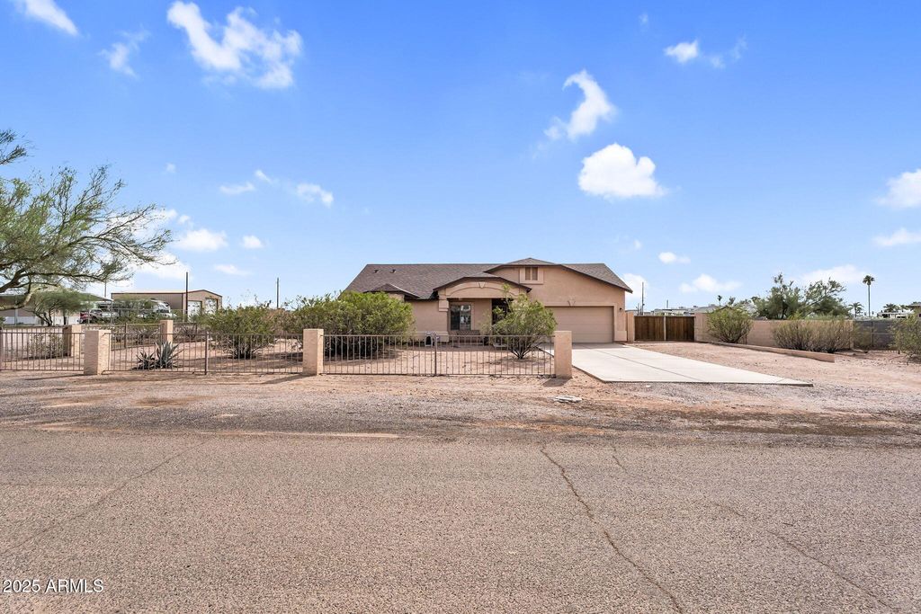 Photo of 1431 W Greasewood Street, Apache Junction, AZ 85120 (MLS # 6937739)