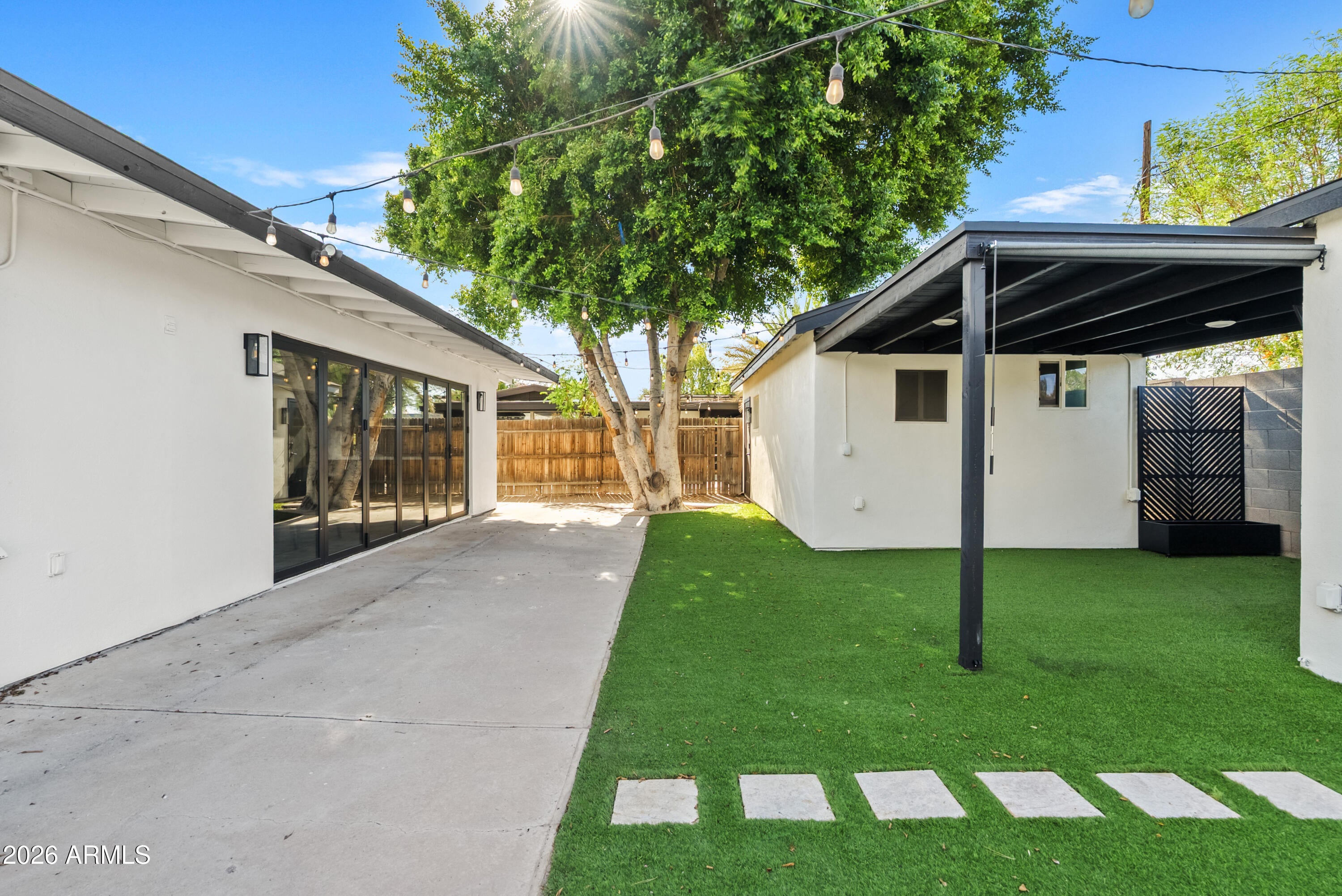 1322 E CATALINA Drive