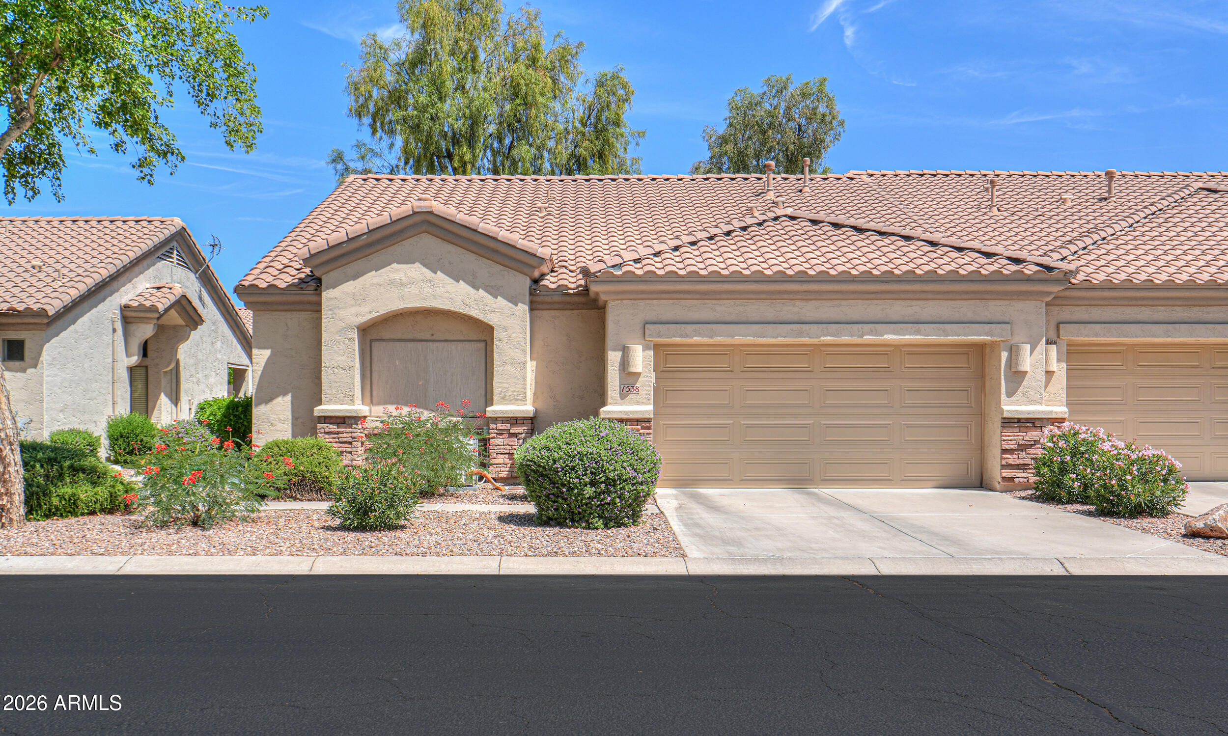 1538 E EARL Drive