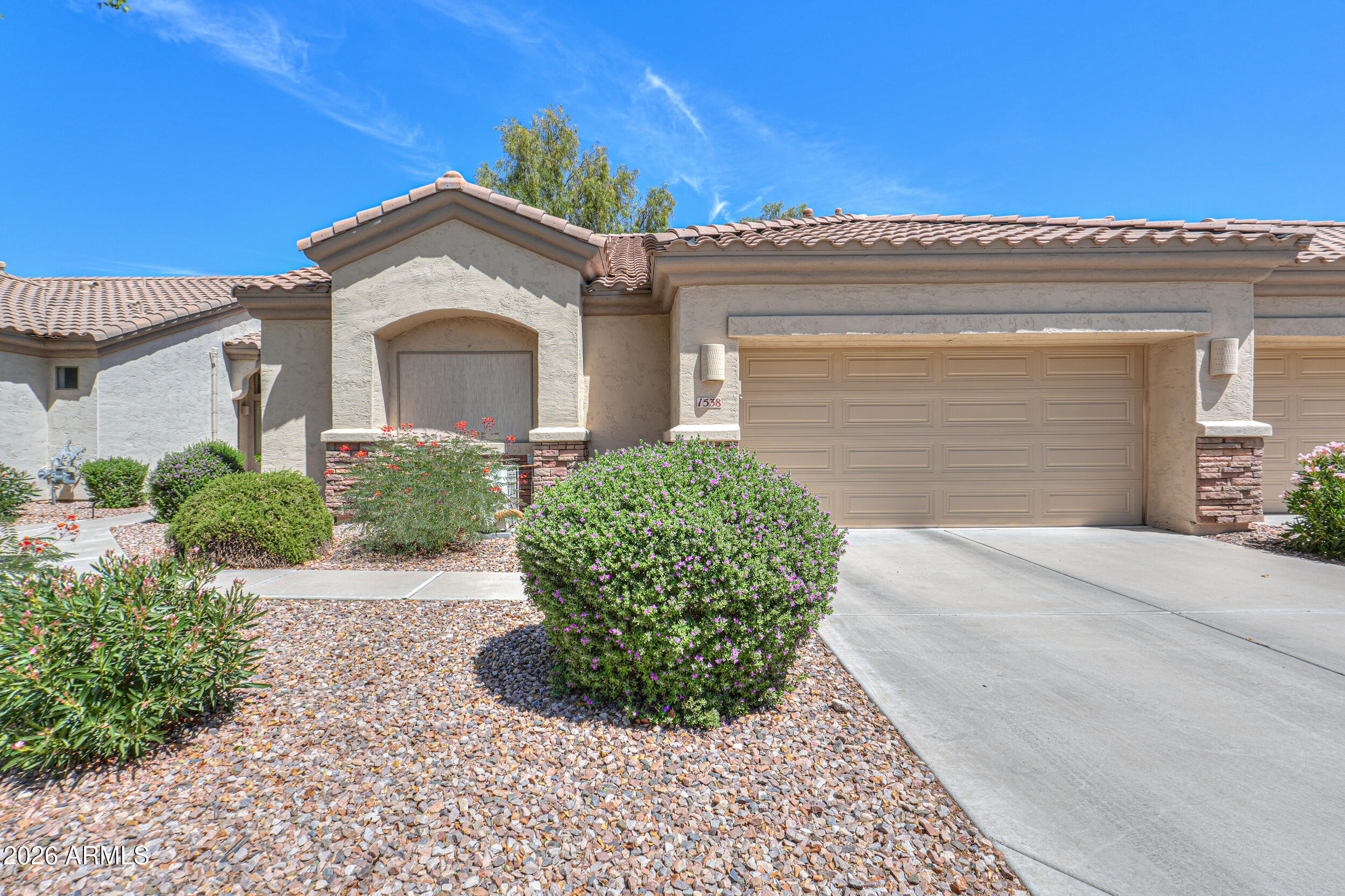 1538 E EARL Drive