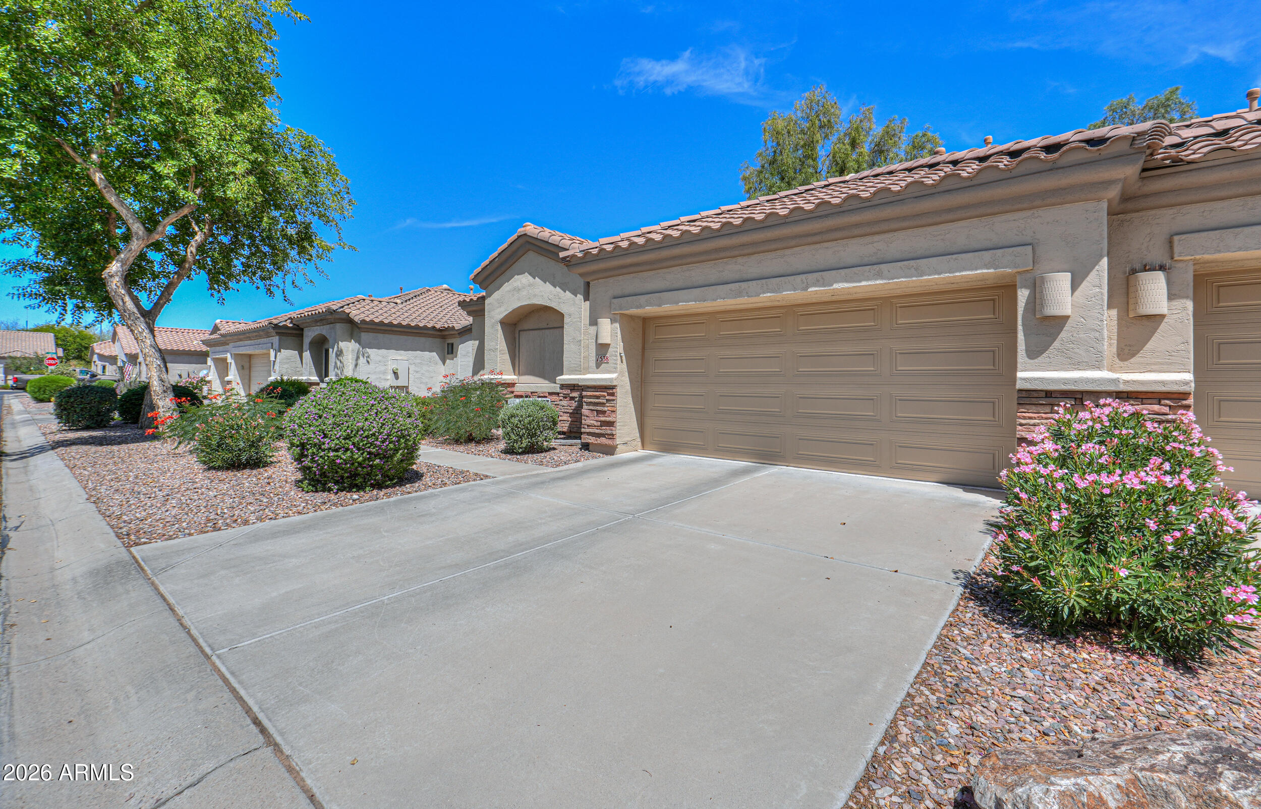1538 E EARL Drive