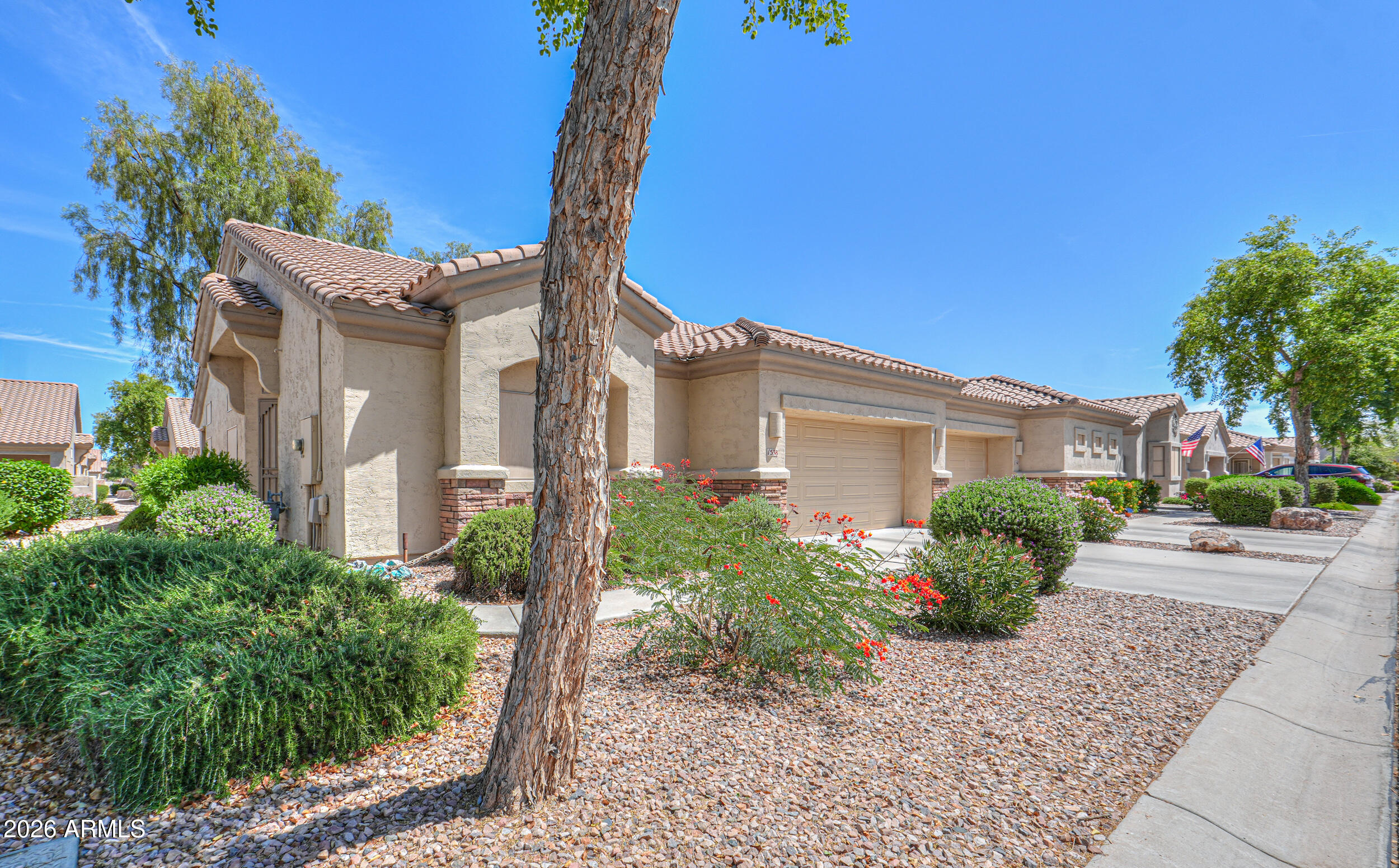 1538 E EARL Drive