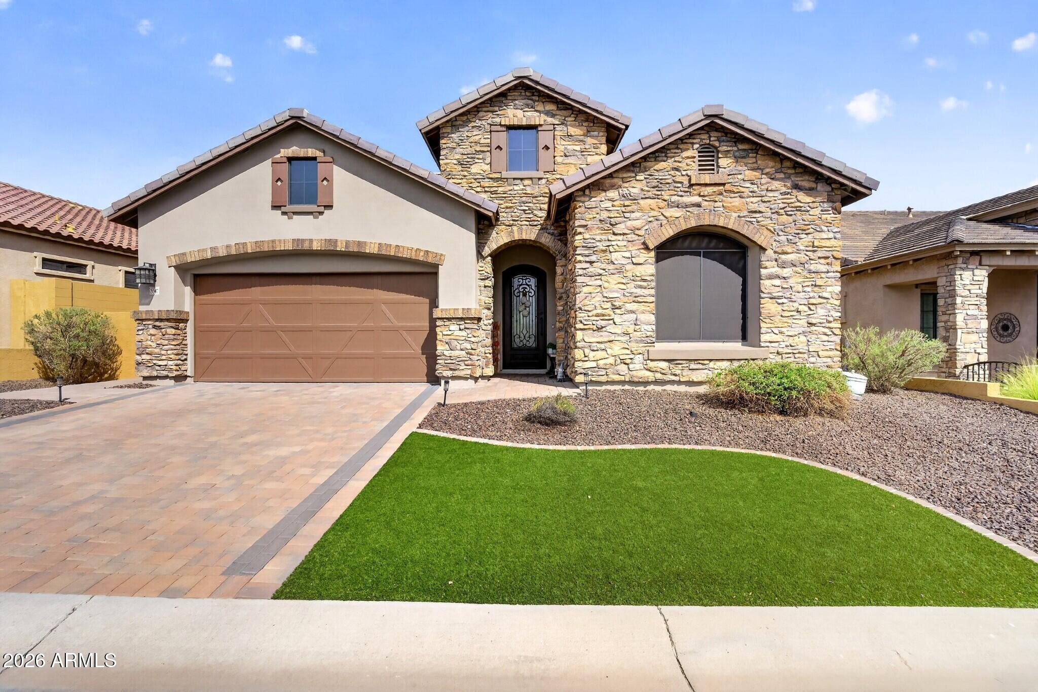 2047 N CANELO Hills
