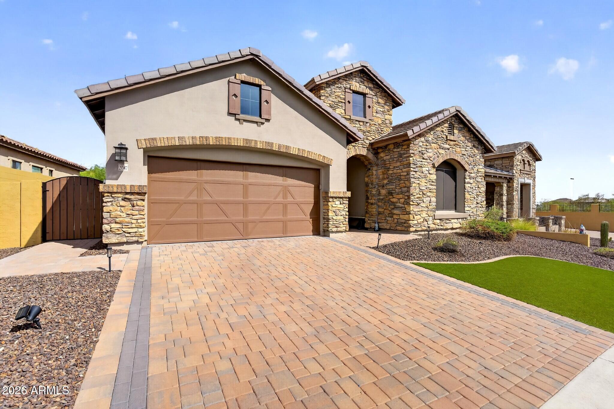 2047 N CANELO Hills
