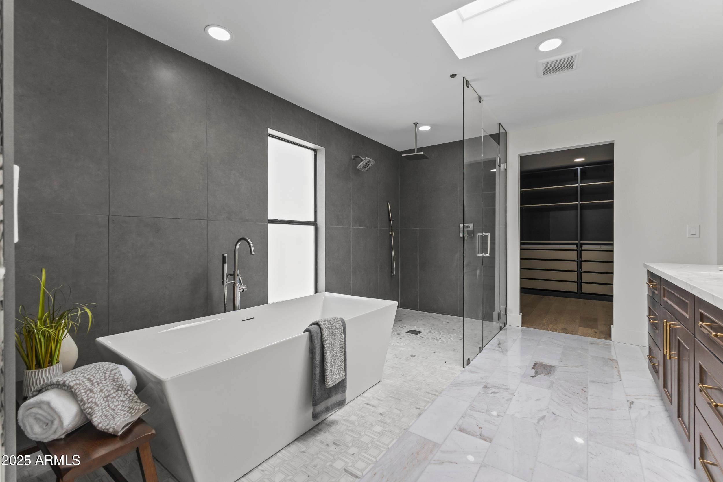 LA TIERRA ESTATES AMD - Residential