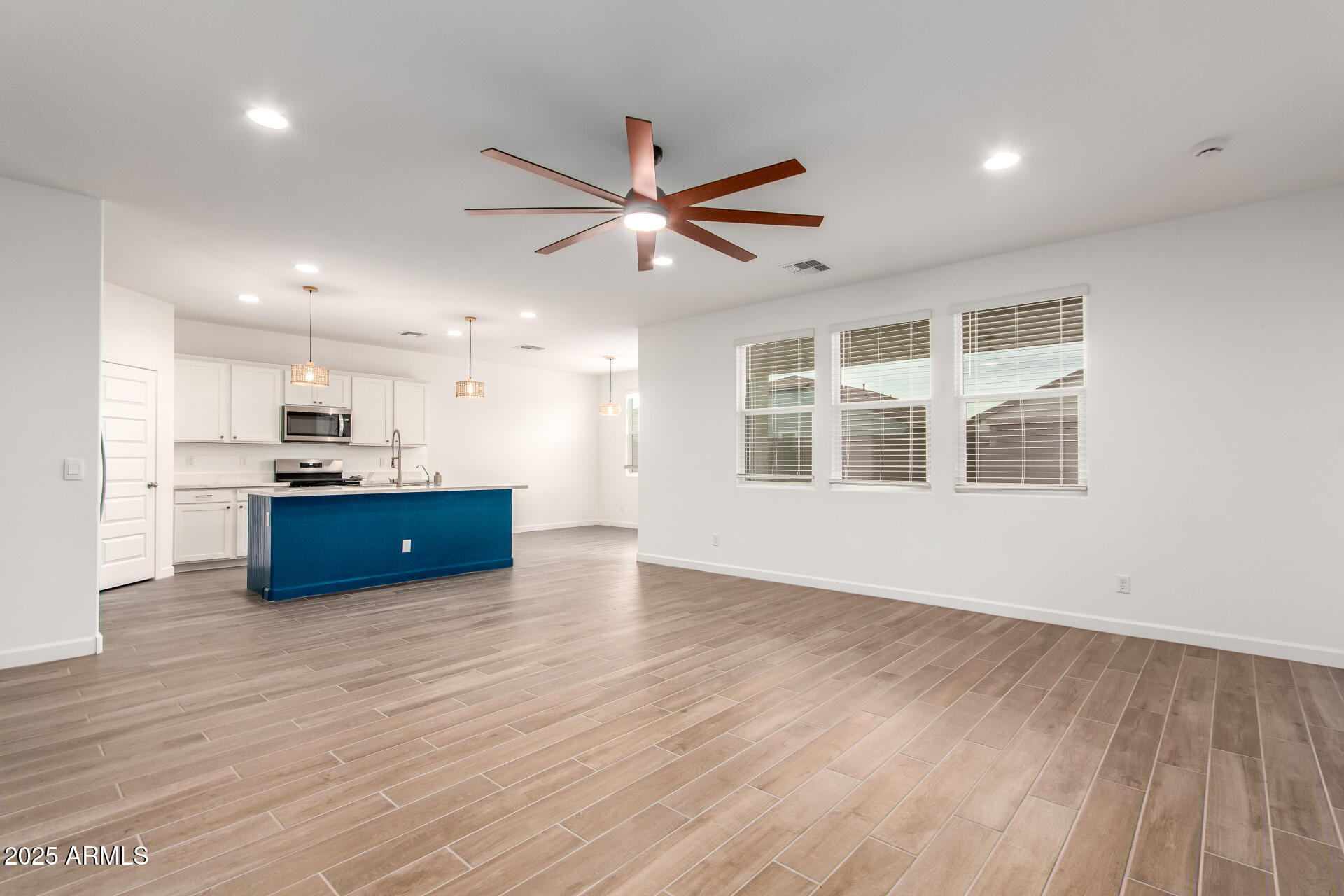 2446 W STRADLING Avenue