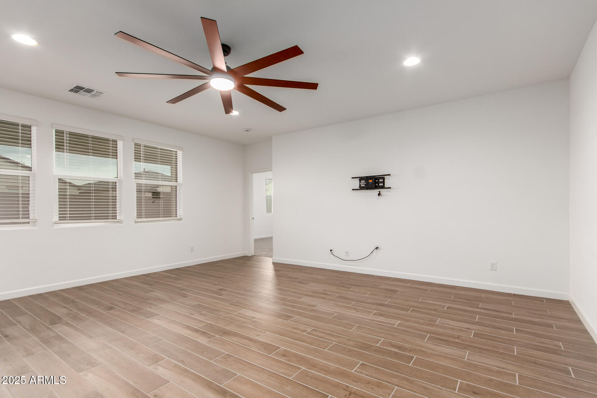 2446 W STRADLING Avenue