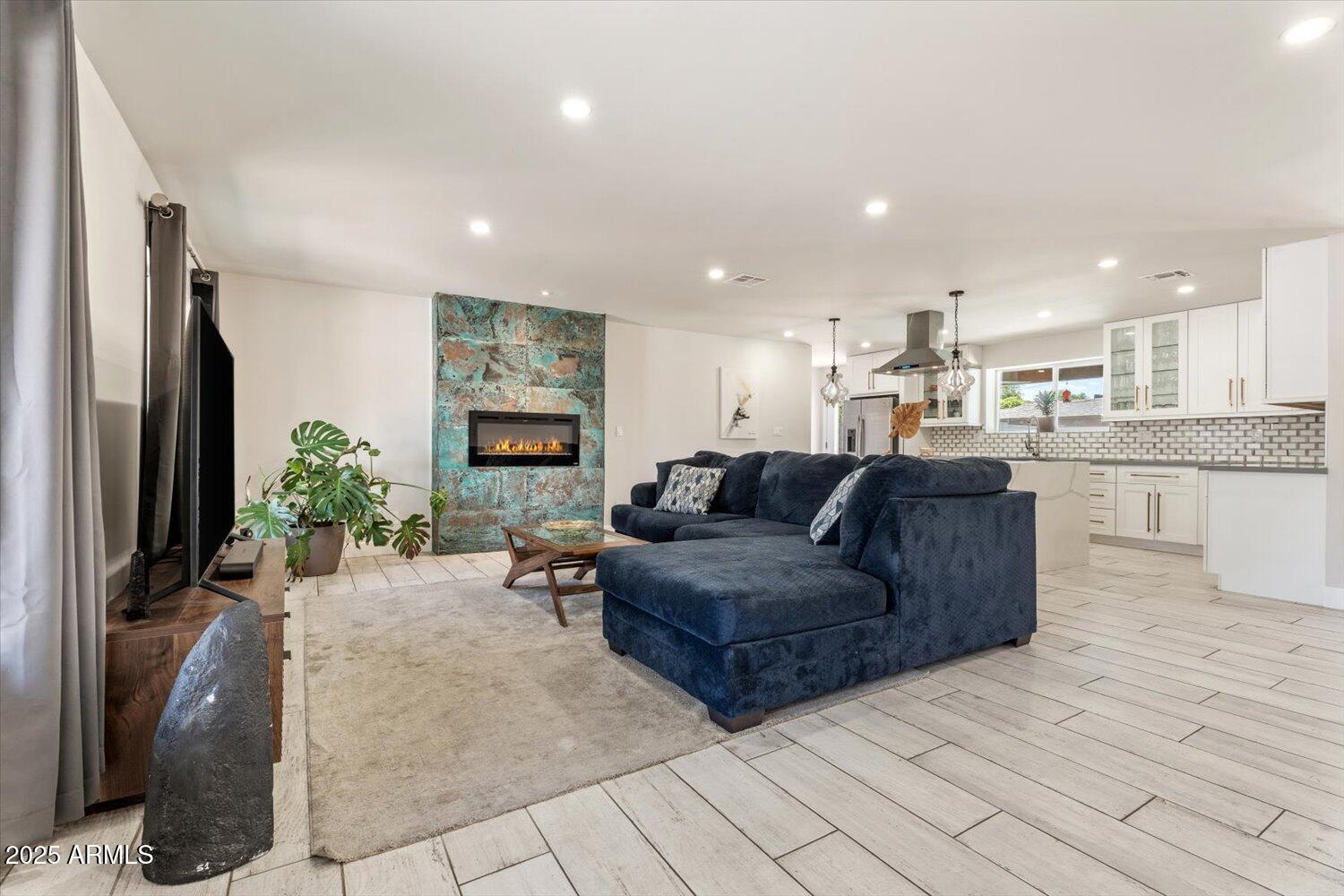 735 E Northern Avenue