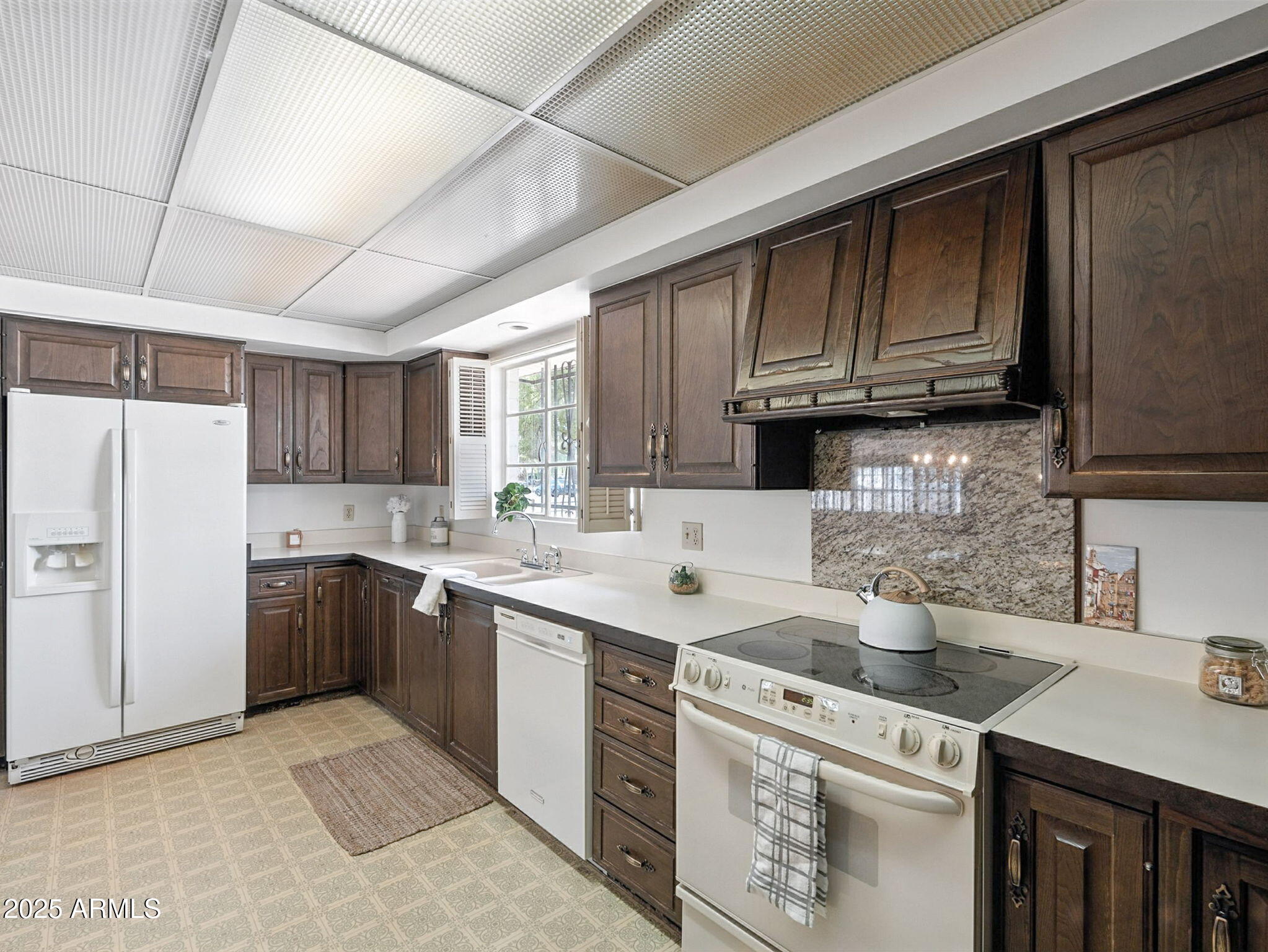 657 W ROOSEVELT Avenue