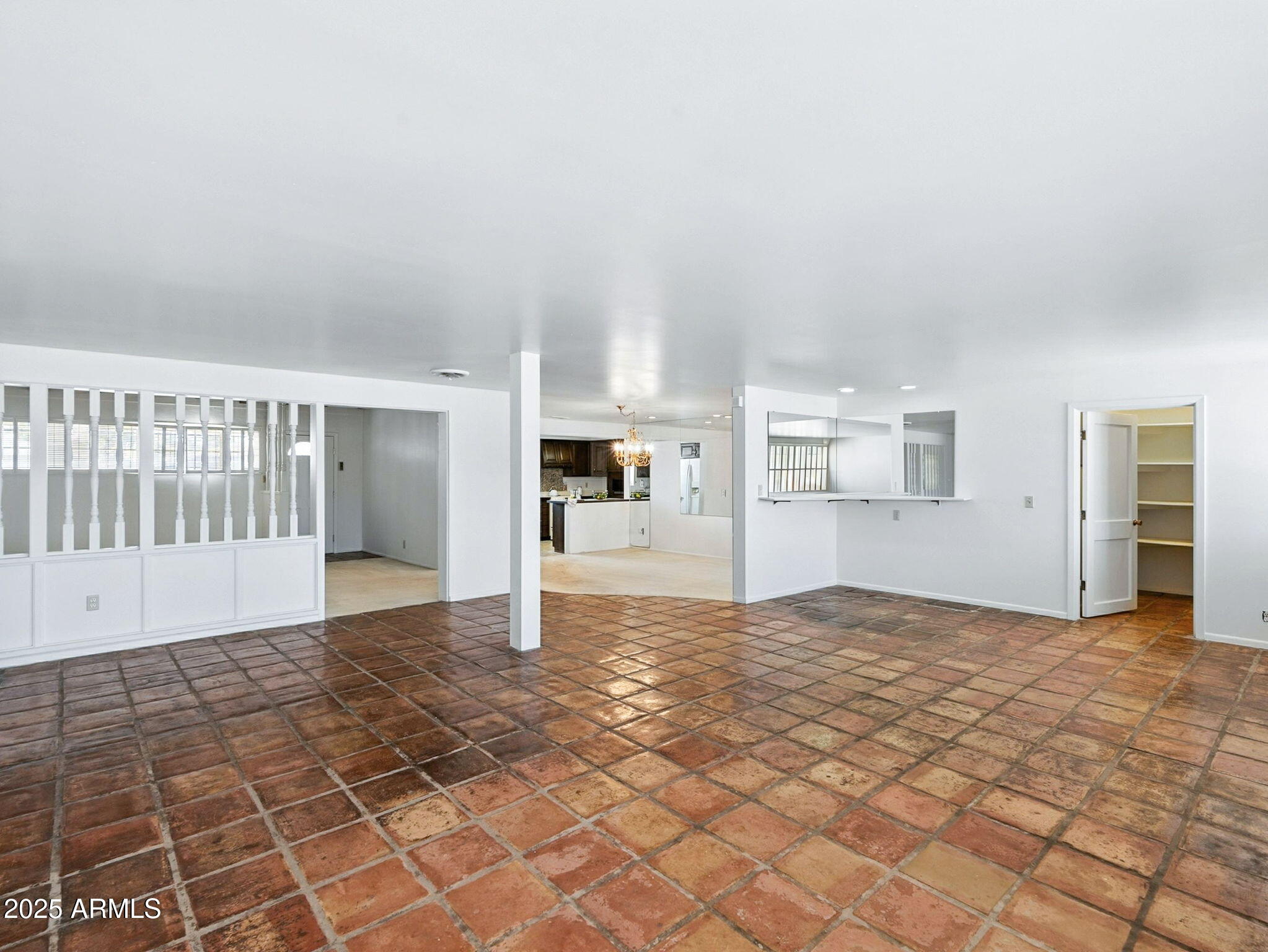 657 W ROOSEVELT Avenue