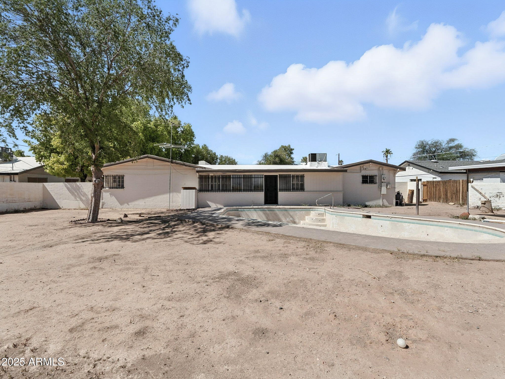 657 W ROOSEVELT Avenue