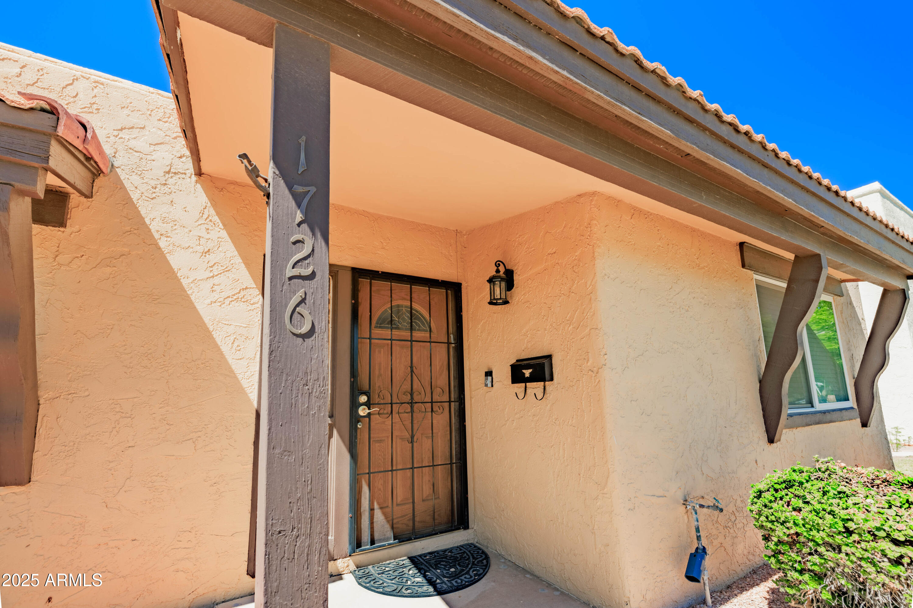 1726 W CLAREMONT Street