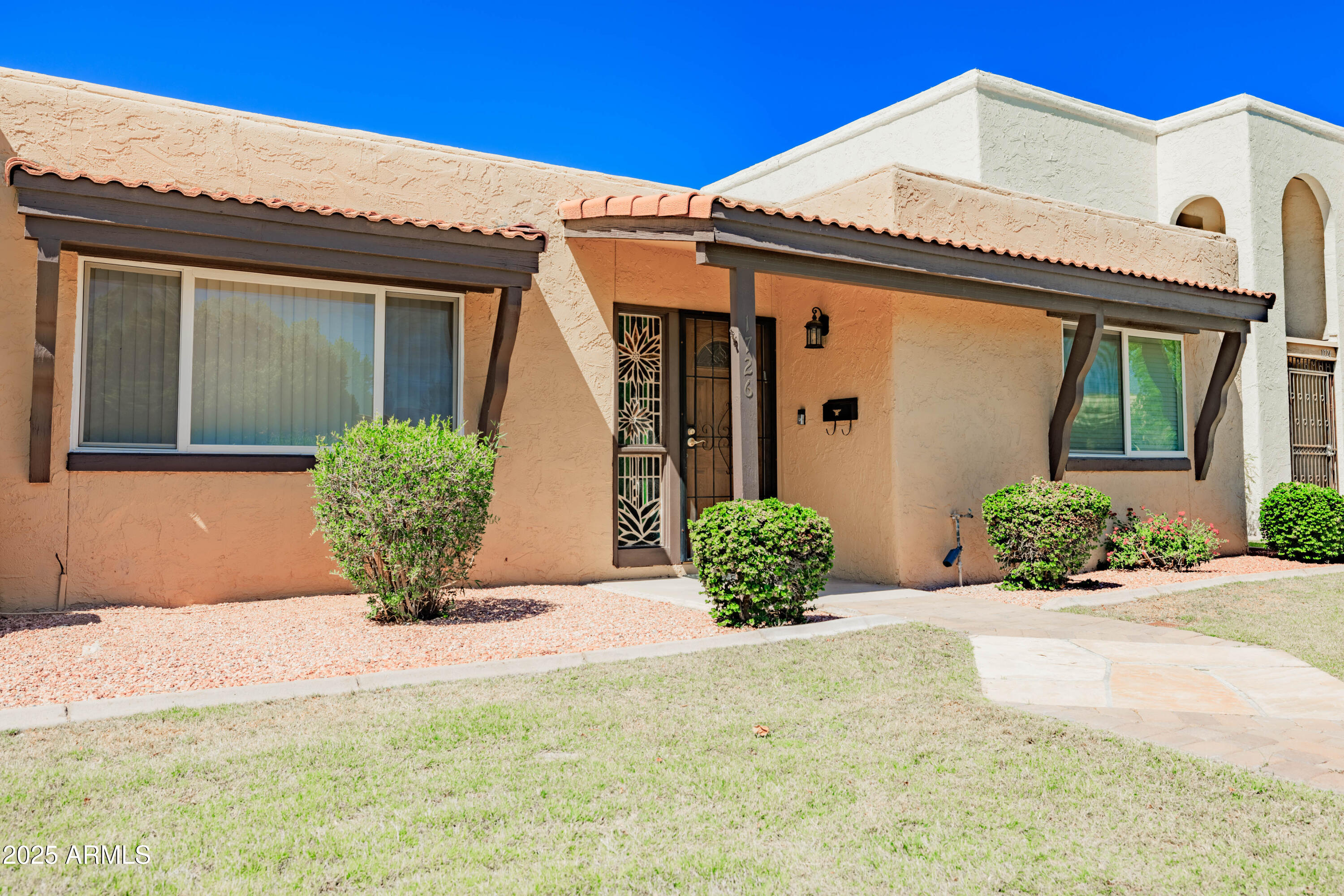 1726 W CLAREMONT Street